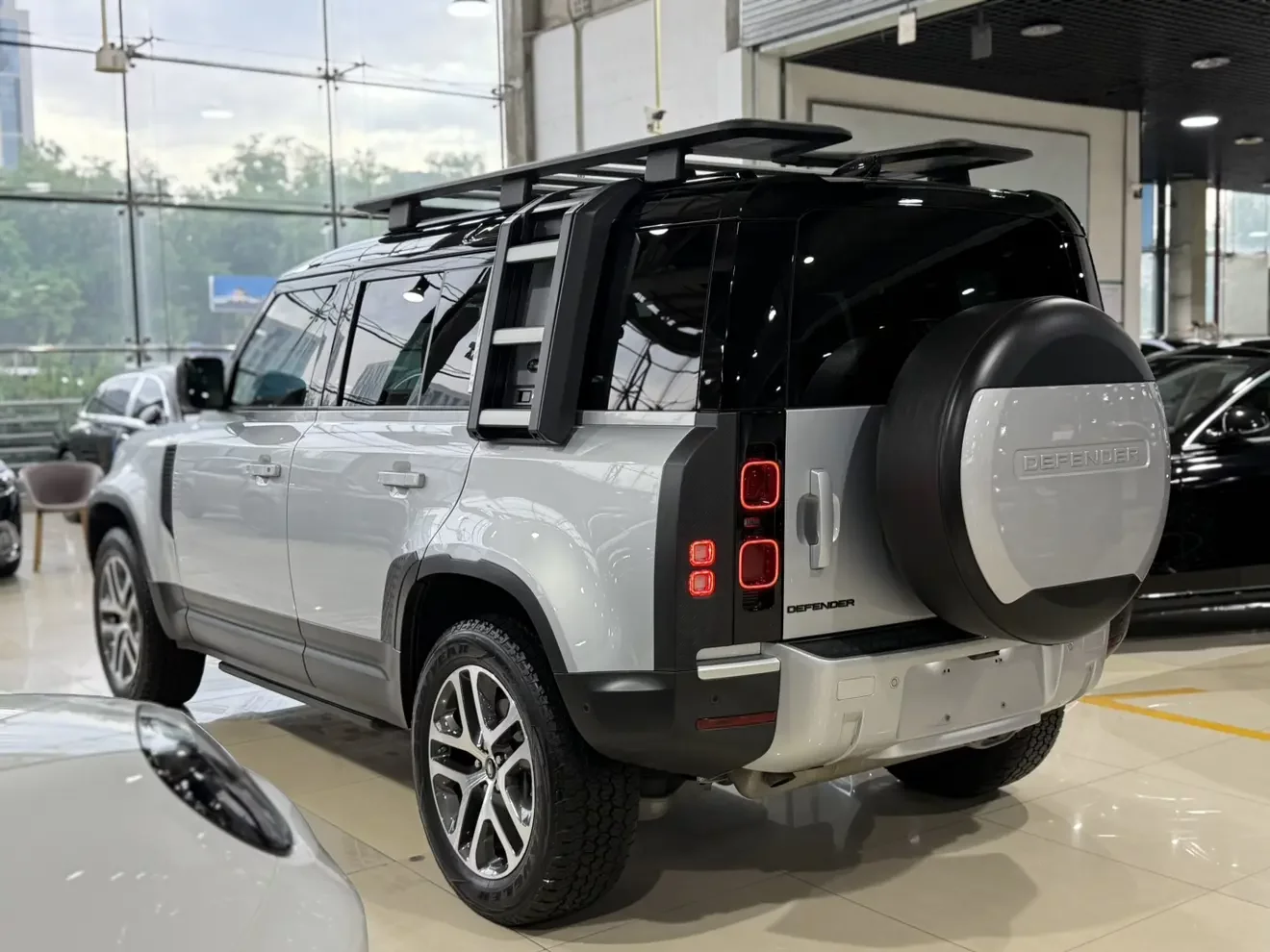 Land Rover guard