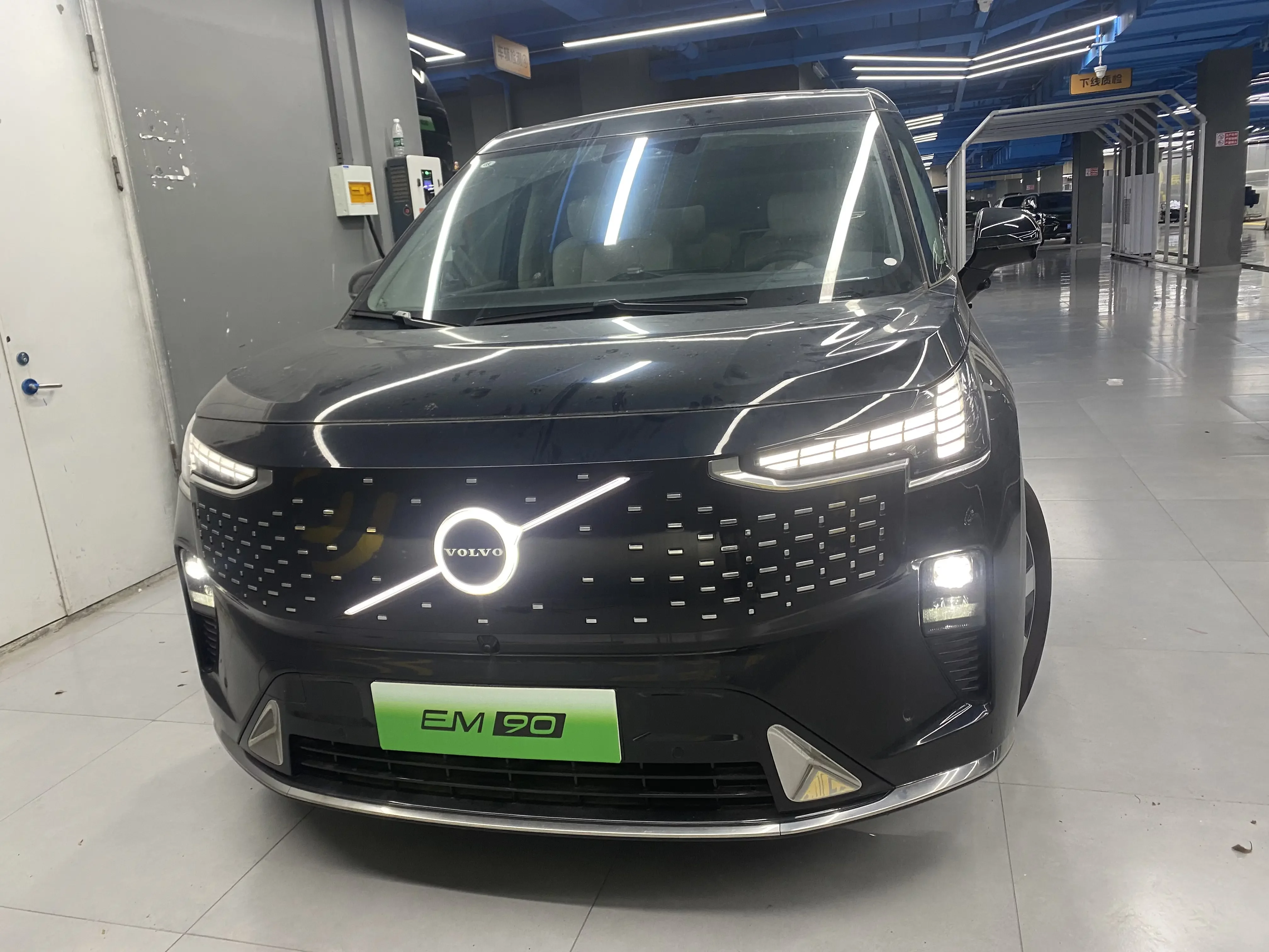 Volvo EM90