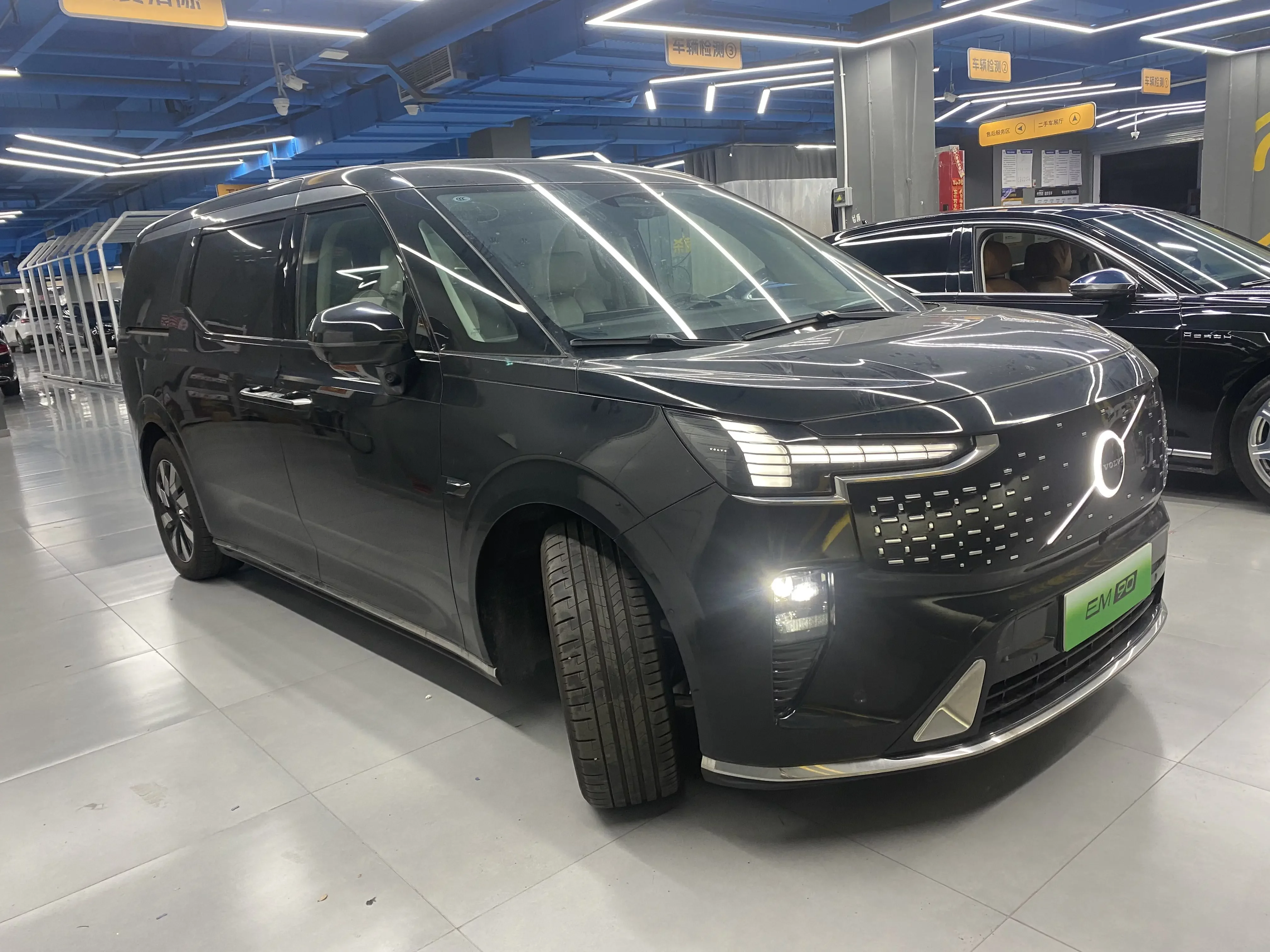 Volvo EM90
