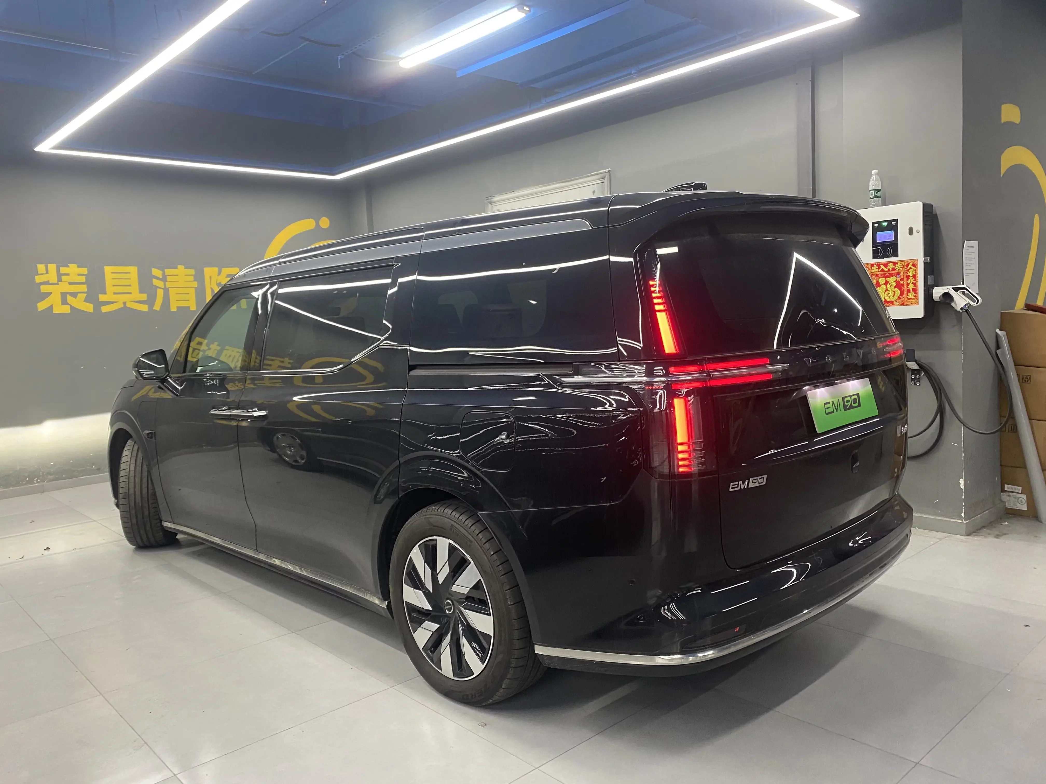 Volvo EM90