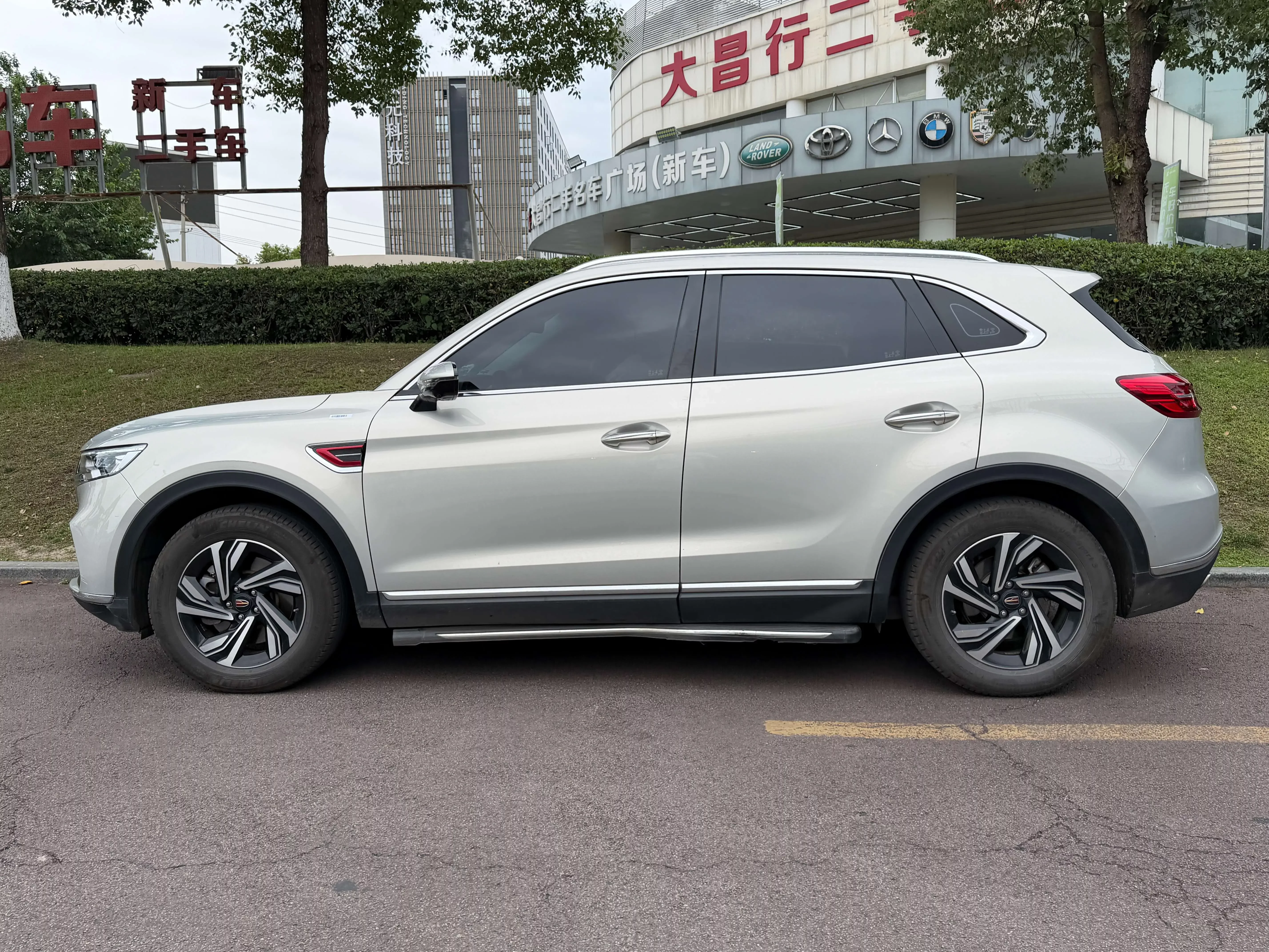 Hongqi HS5