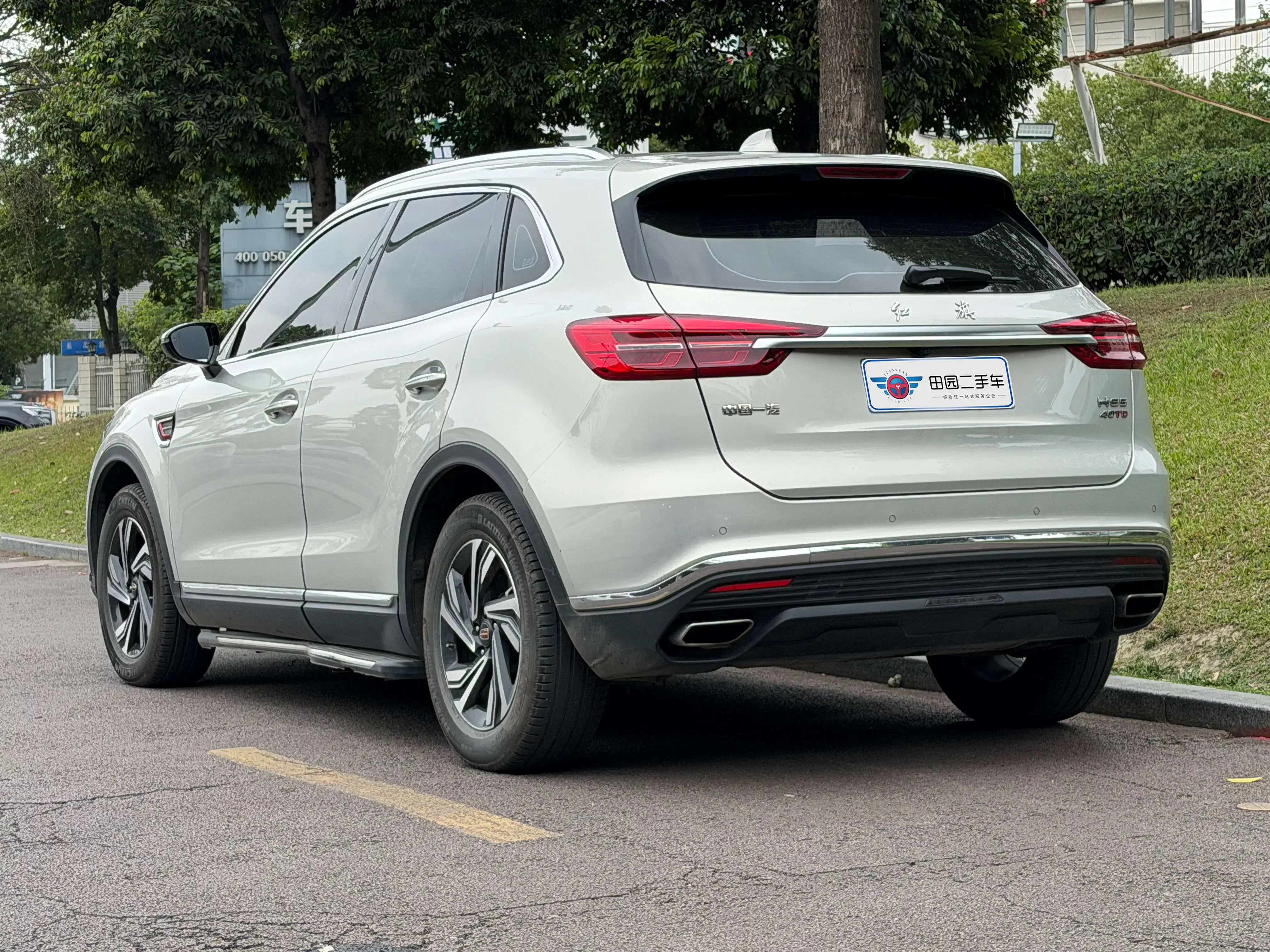 Hongqi HS5