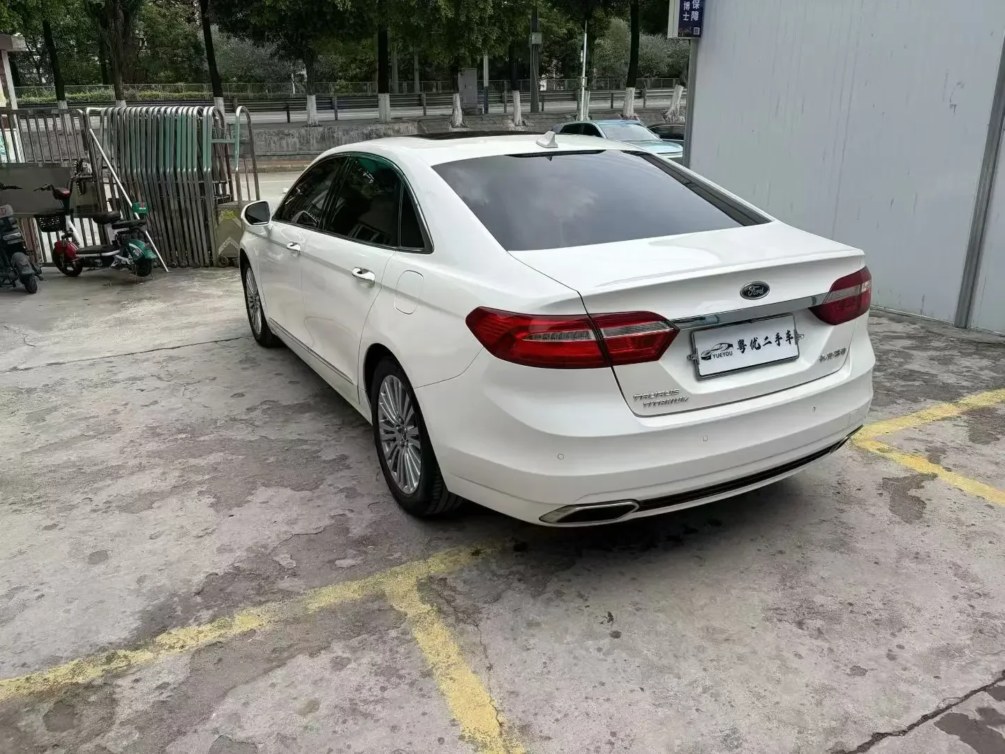 Ford Taurus