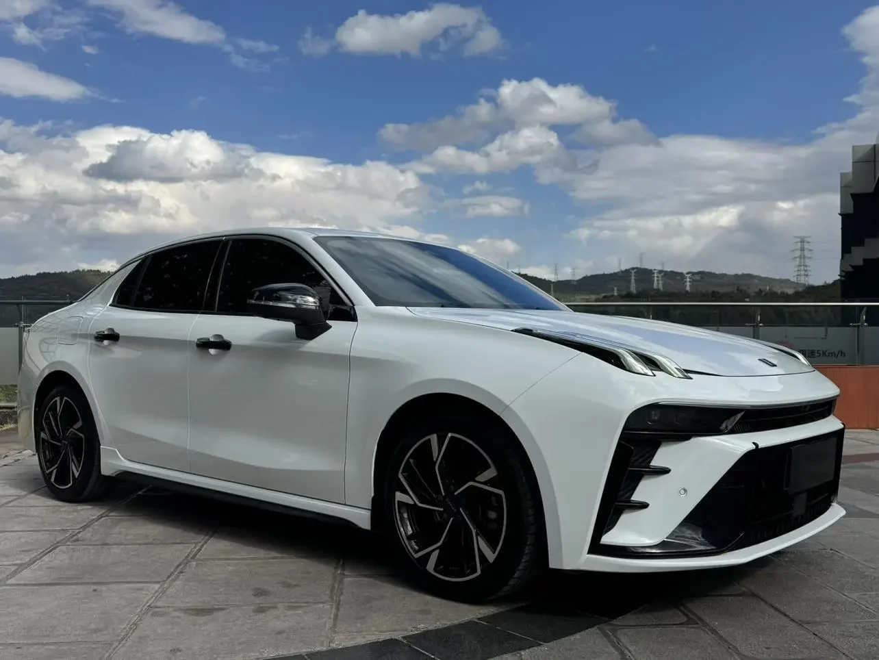 Lynk & Co 03
