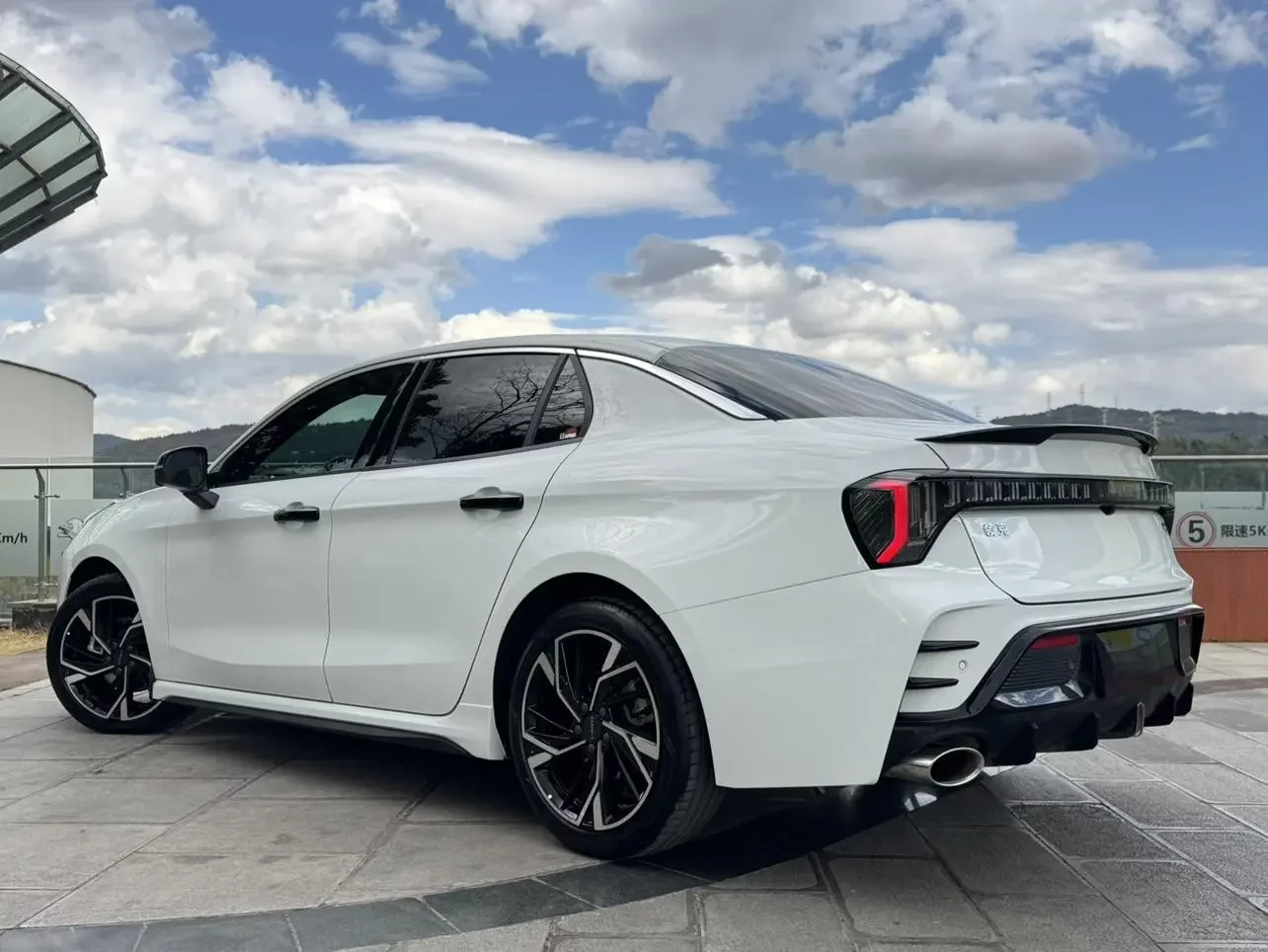 Lynk & Co 03