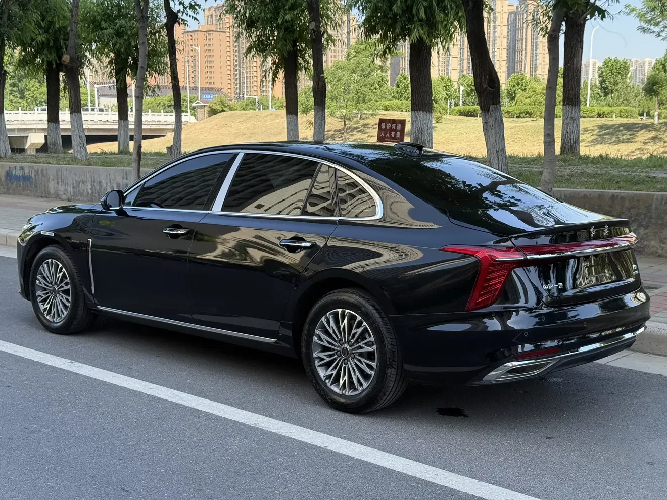 Hongqi H5