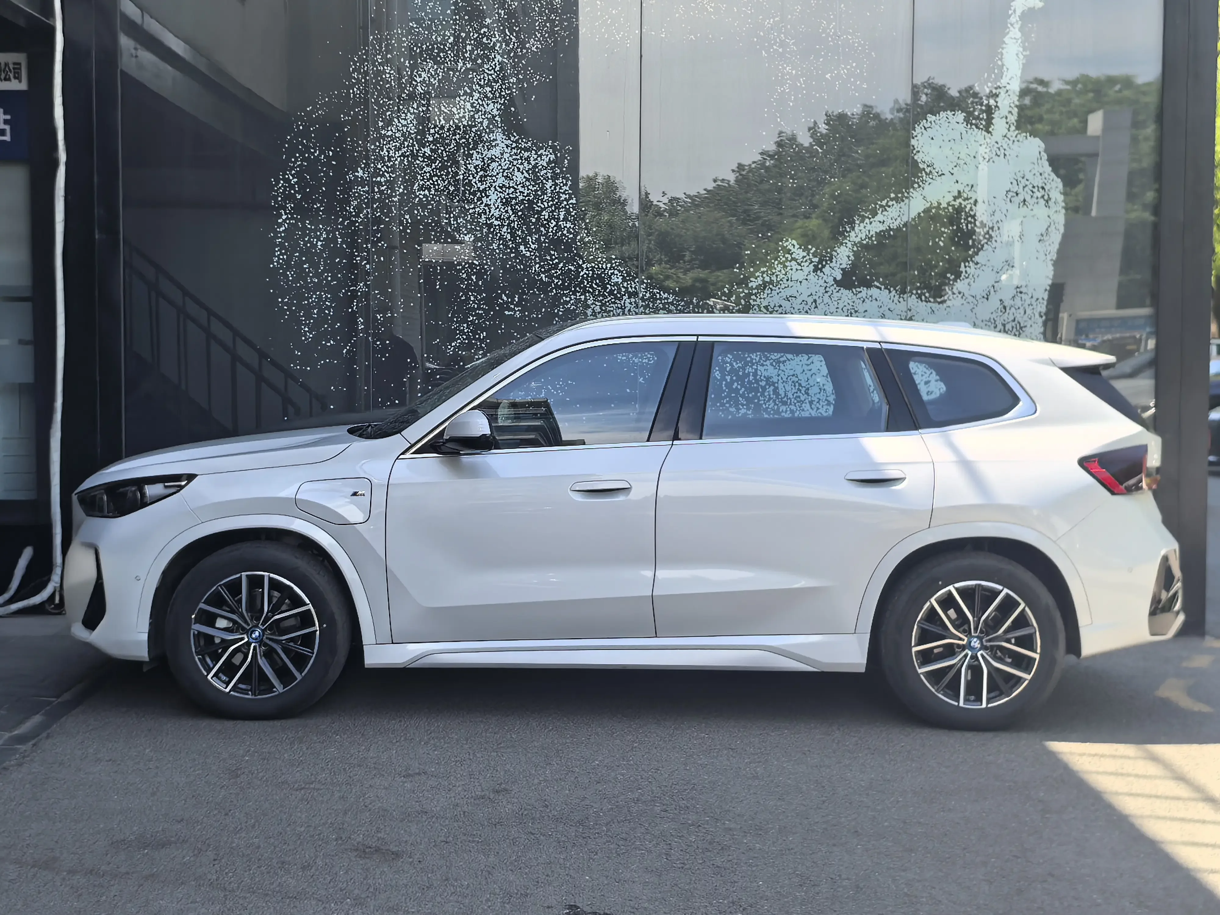BMW iX1