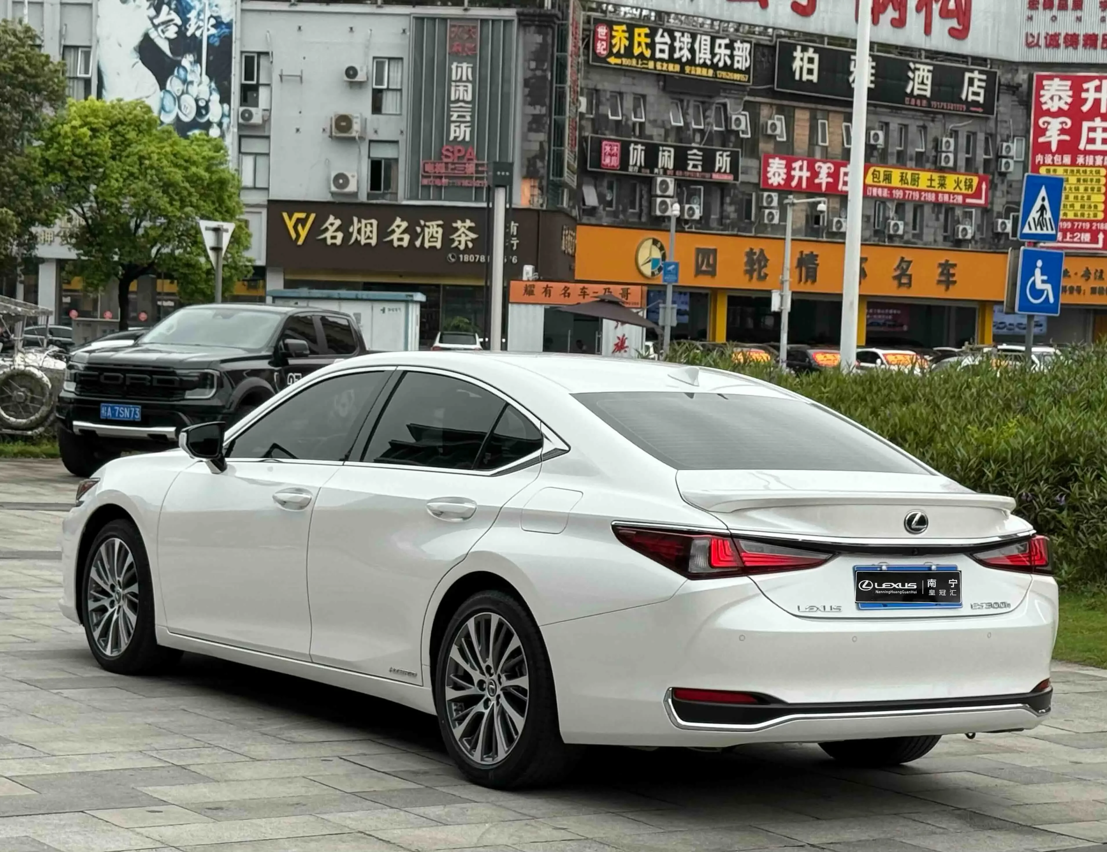 Lexus ES