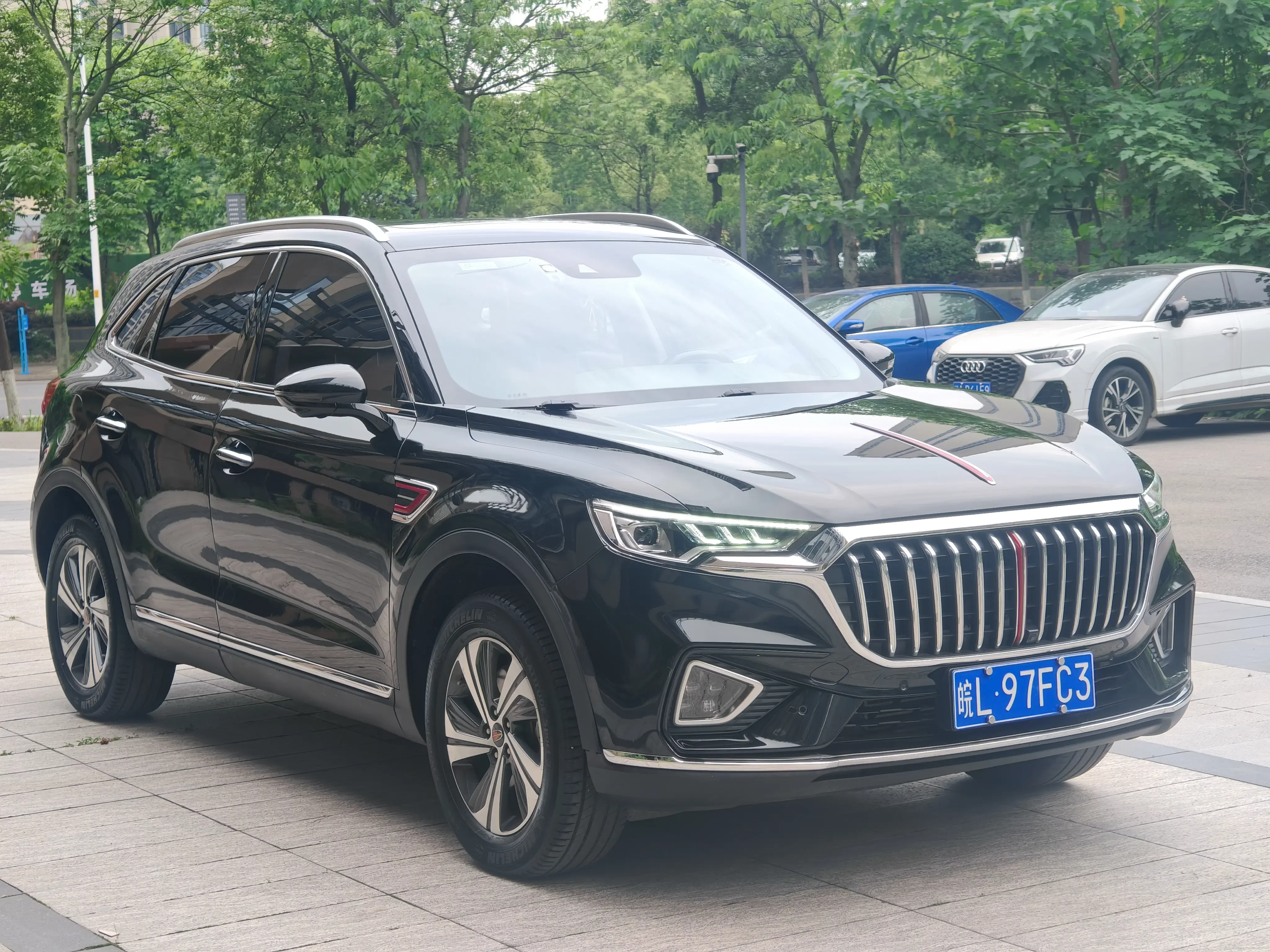 Hongqi HS5