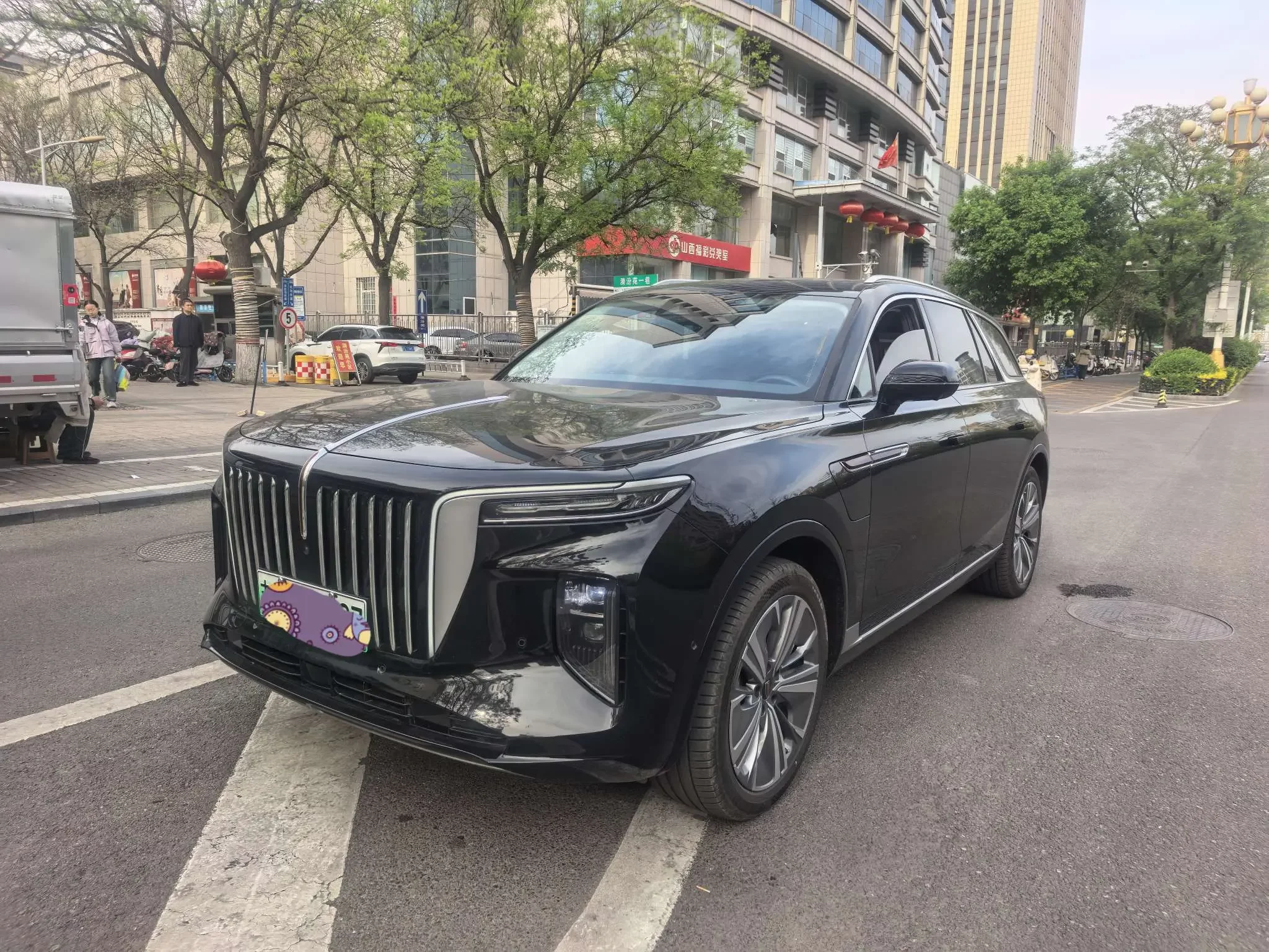 Hongqi E-HS9