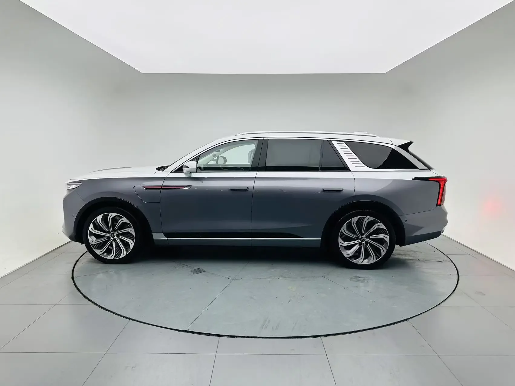 Hongqi E-HS9