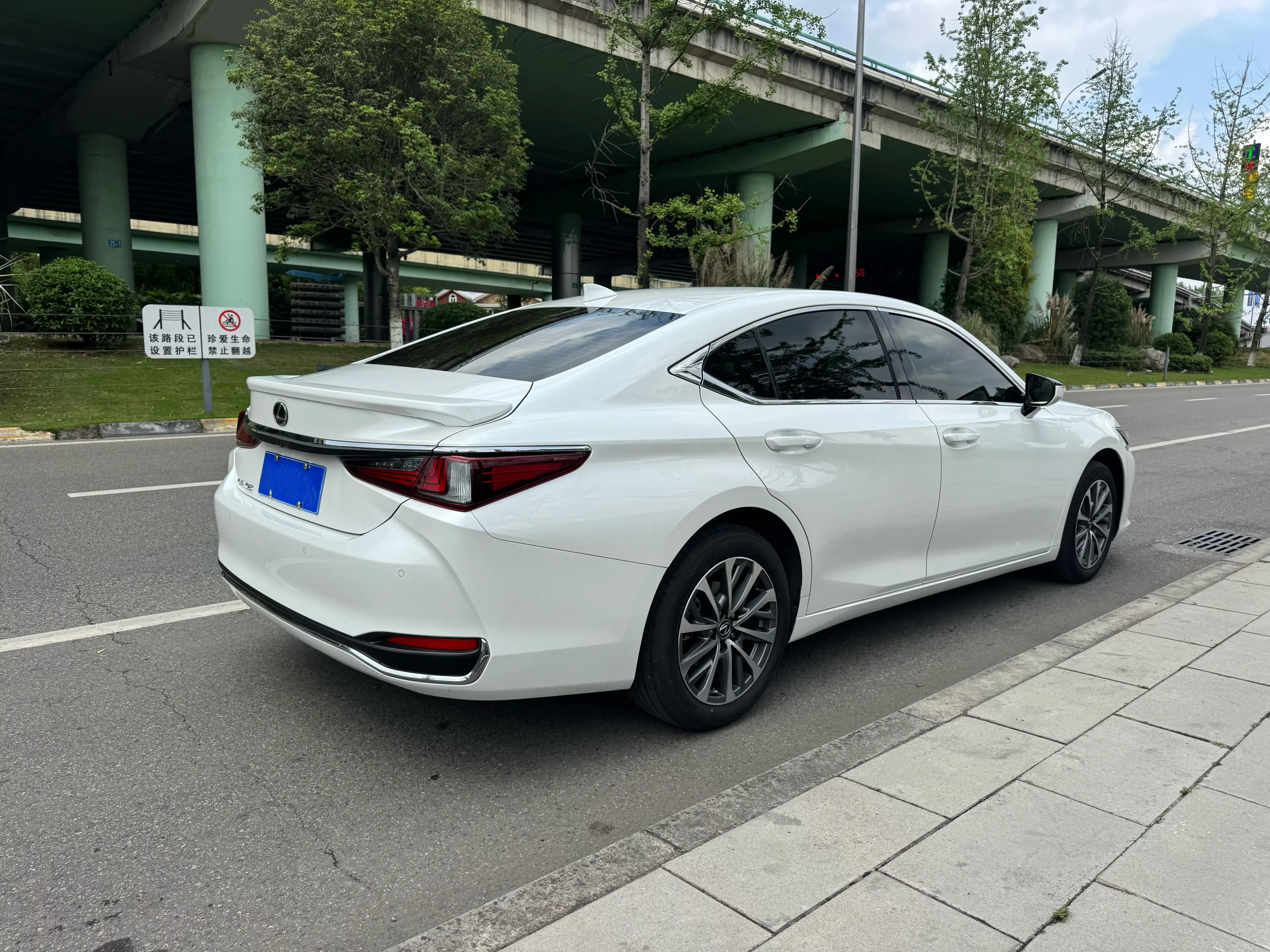 Lexus ES