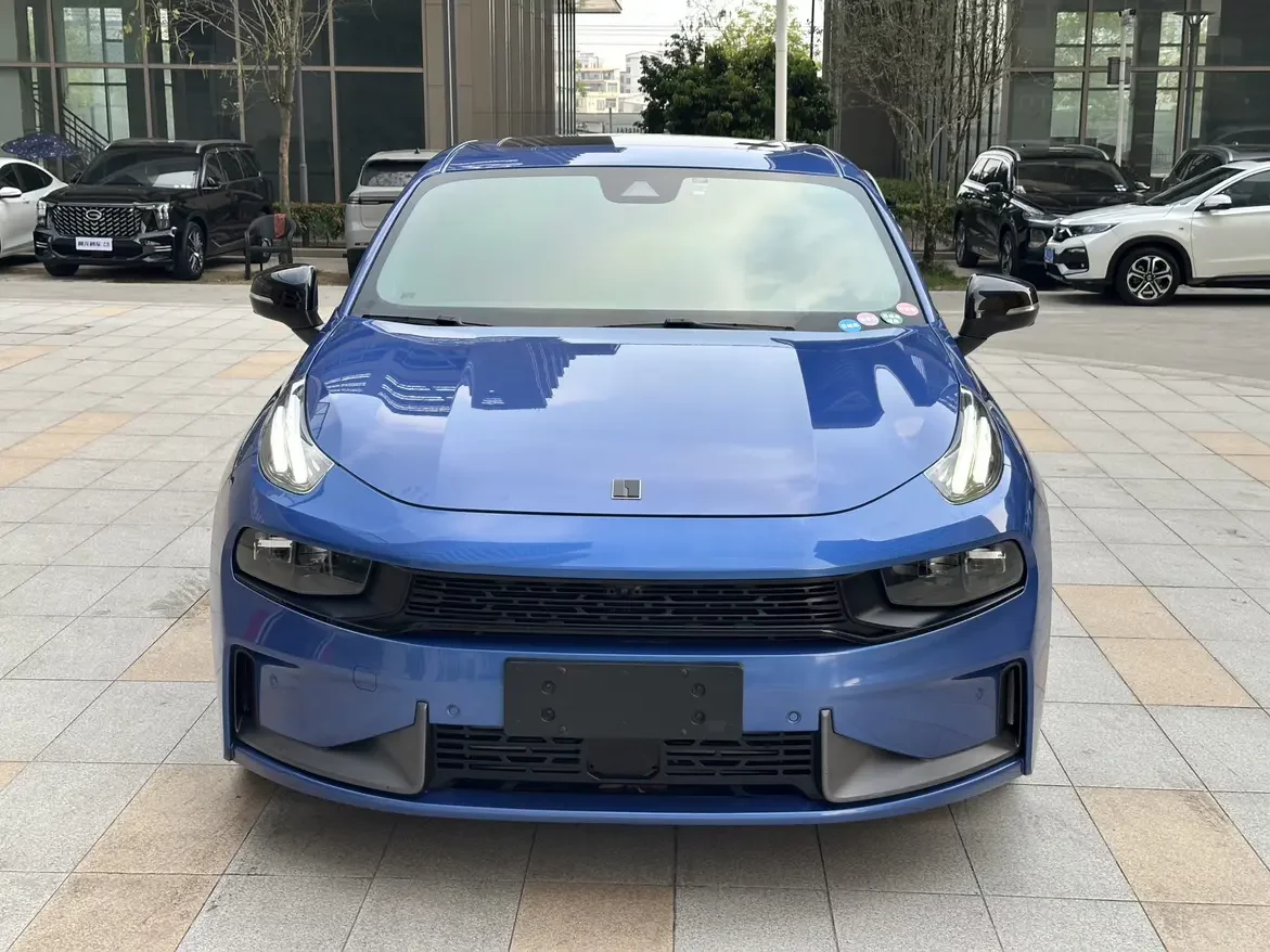 Lynk & Co 03
