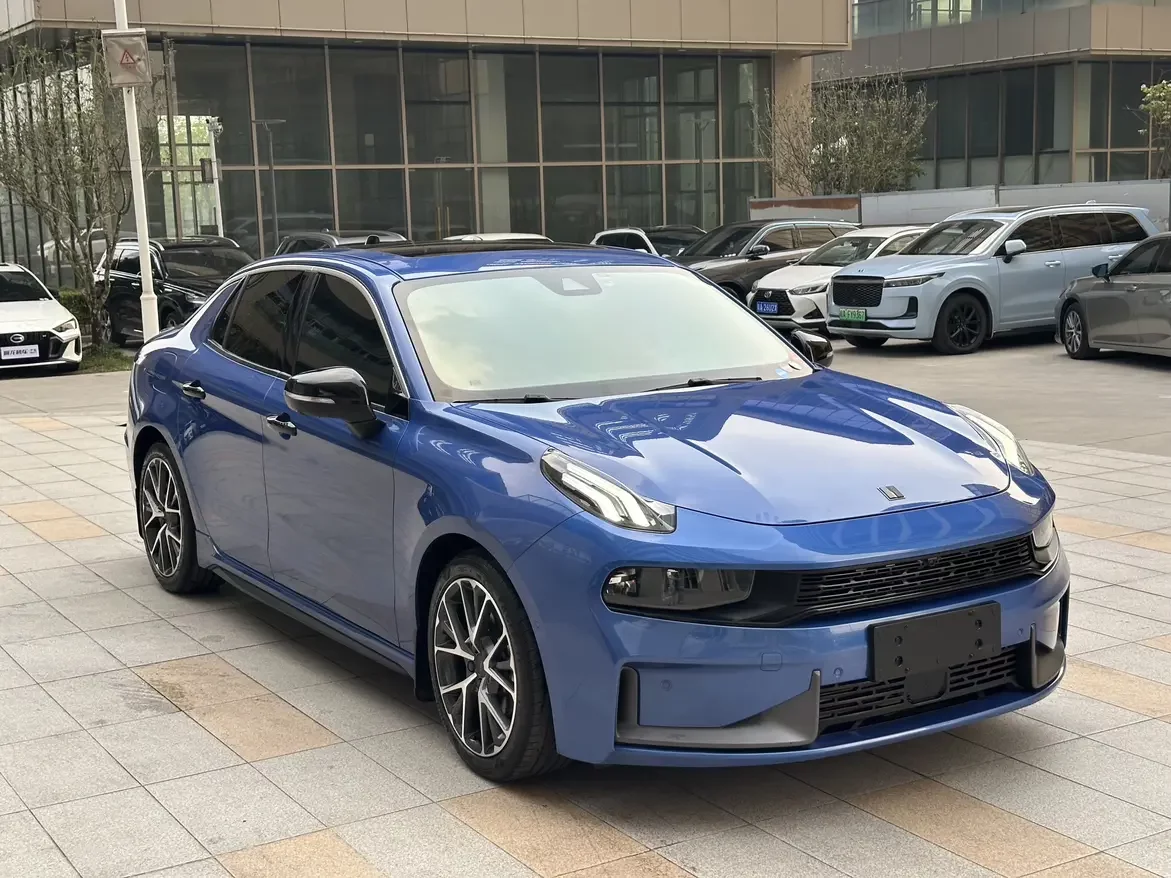 Lynk & Co 03