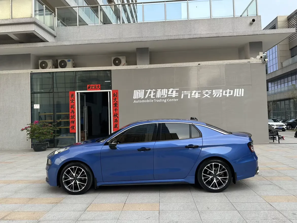 Lynk & Co 03