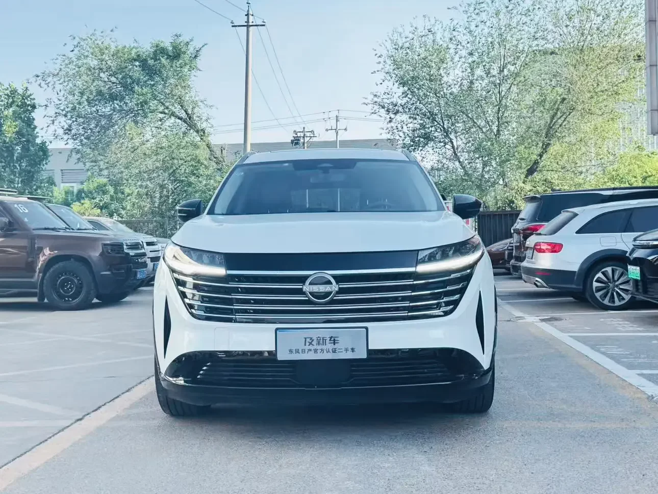 Nissan Explore the land