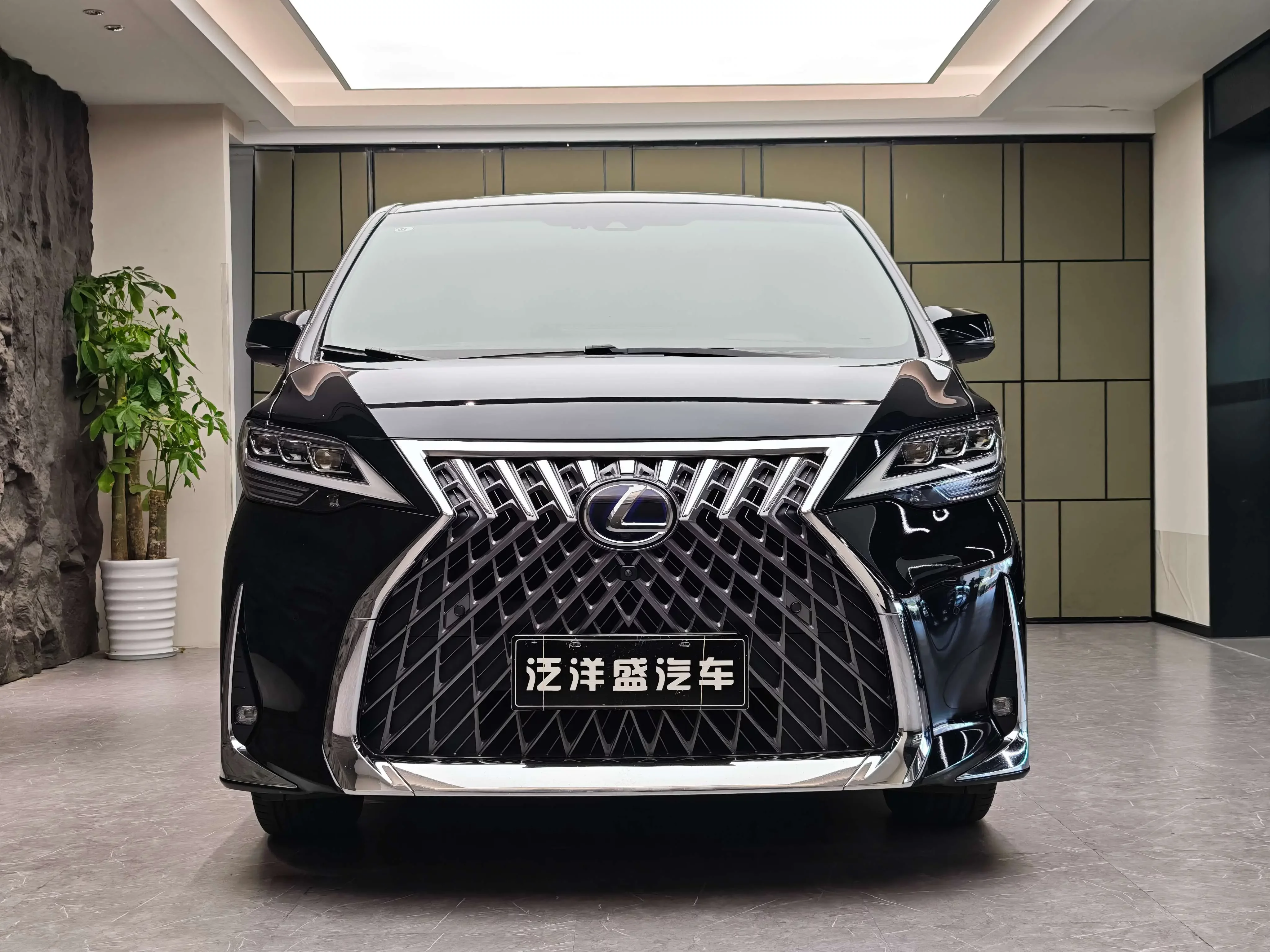 Lexus LM