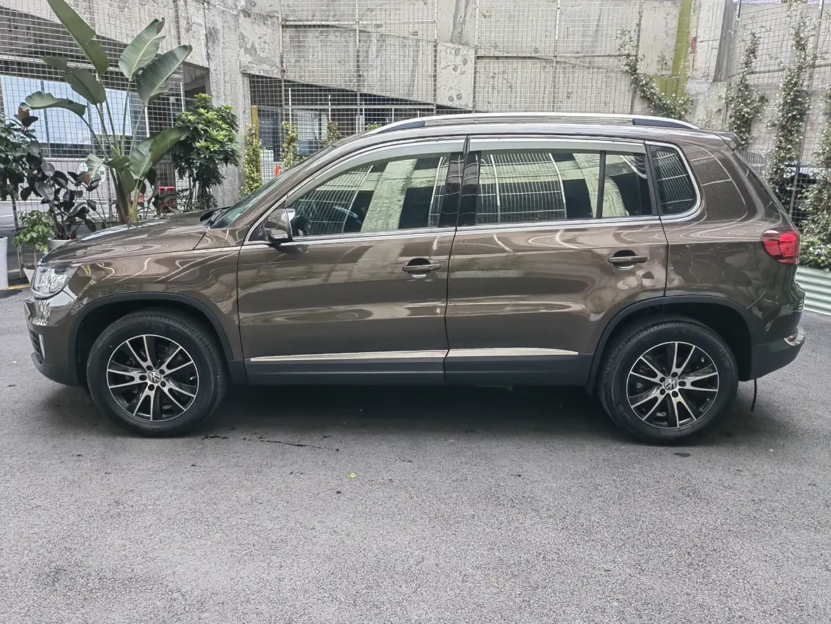 Volkswagen Tiguan (Tharu)