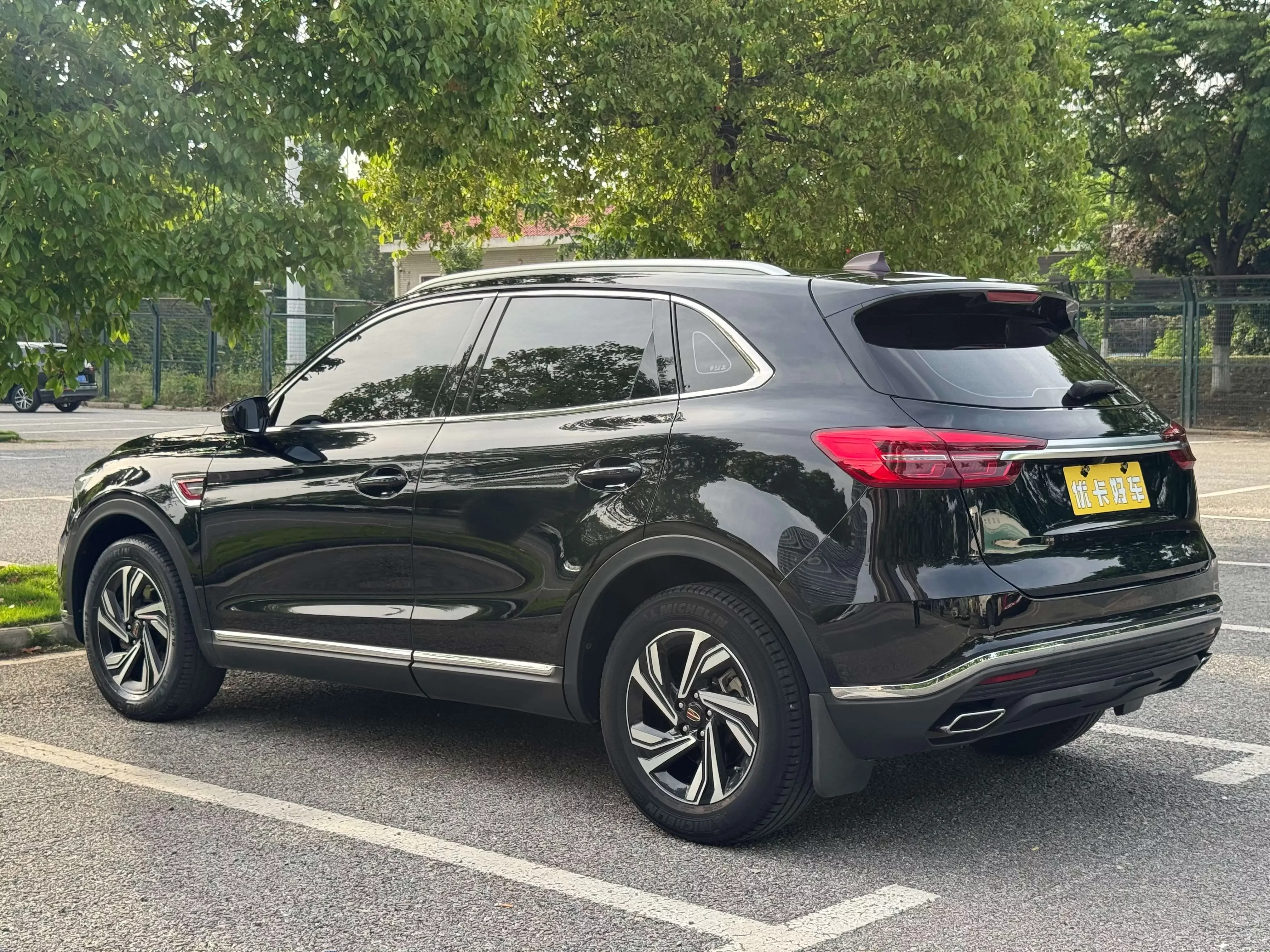 Hongqi HS5