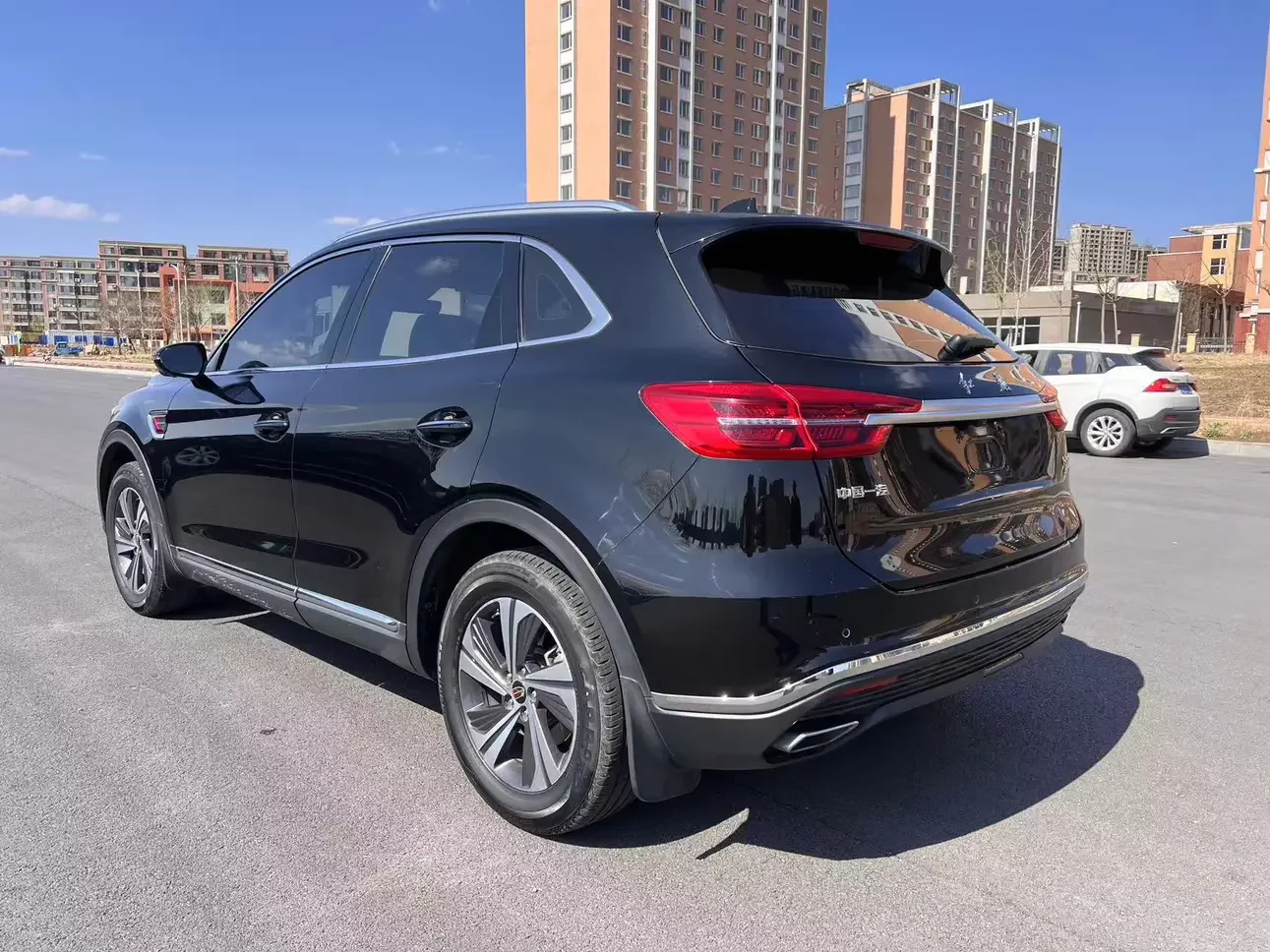 Hongqi HS5