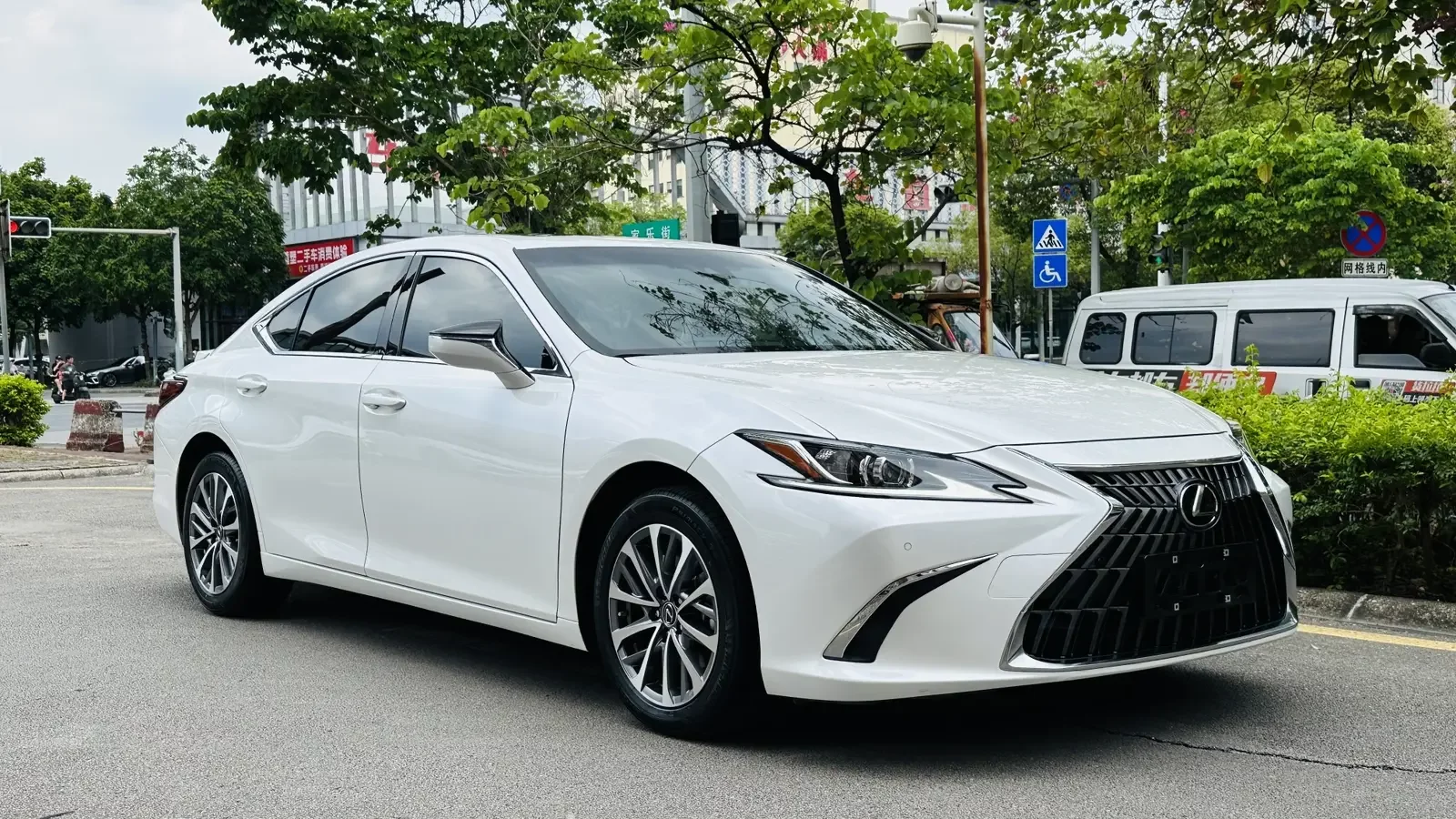 Lexus ES