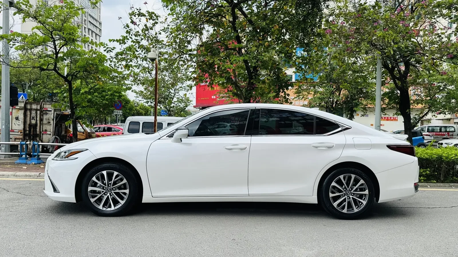 Lexus ES