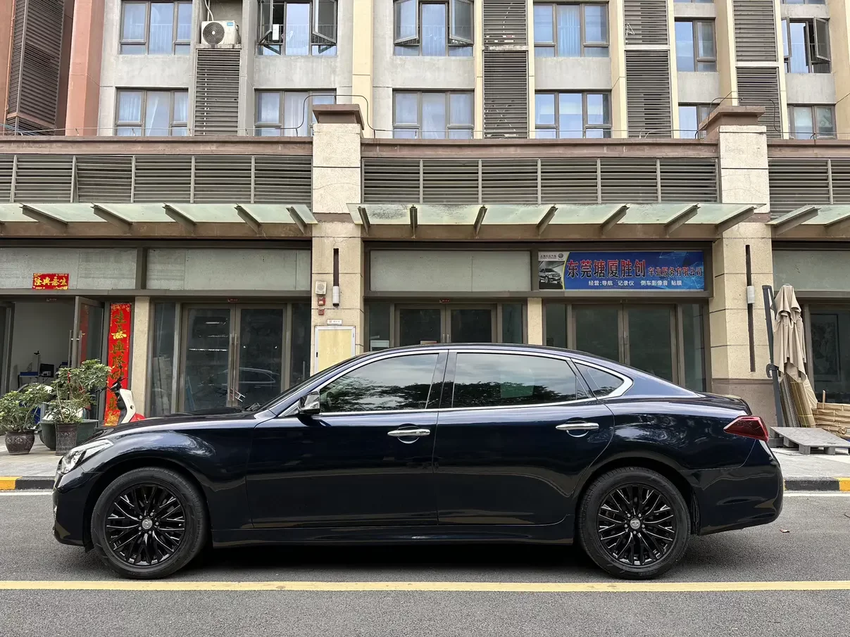 Infiniti Q70