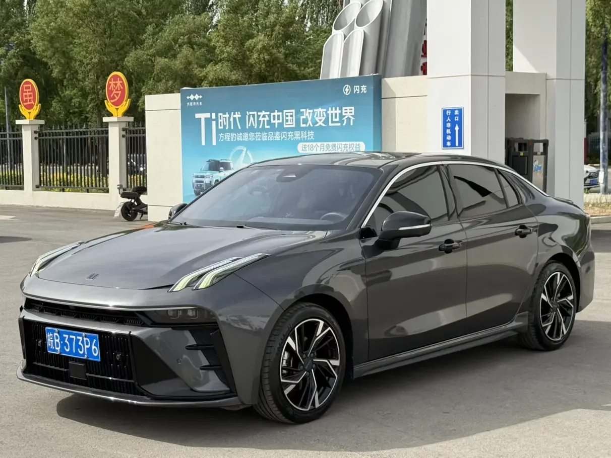 Lynk & Co 03