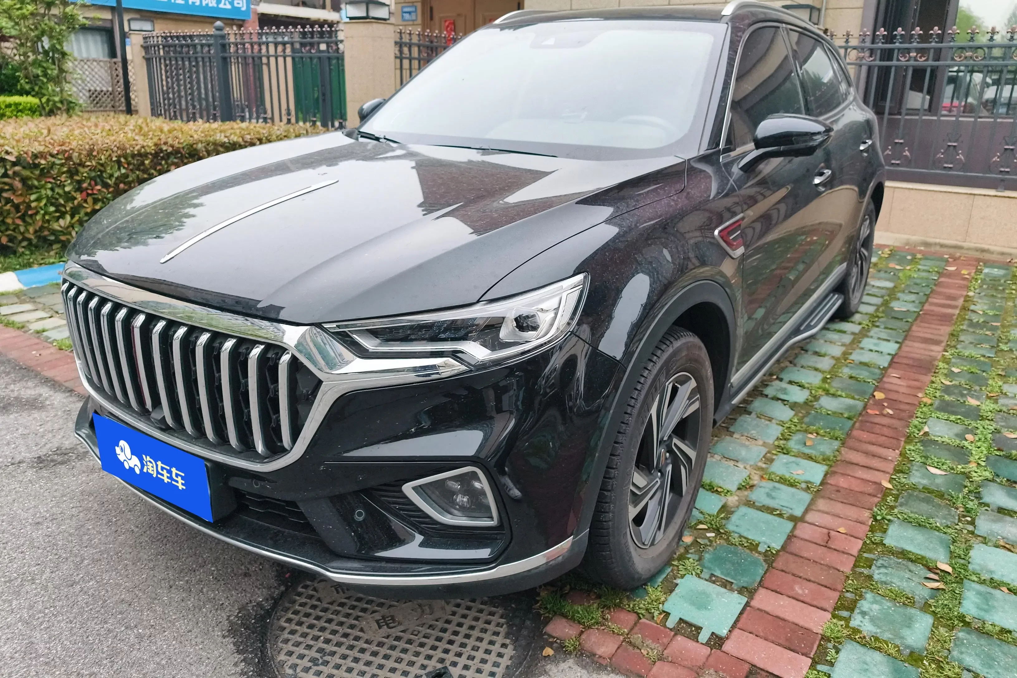 Hongqi HS5