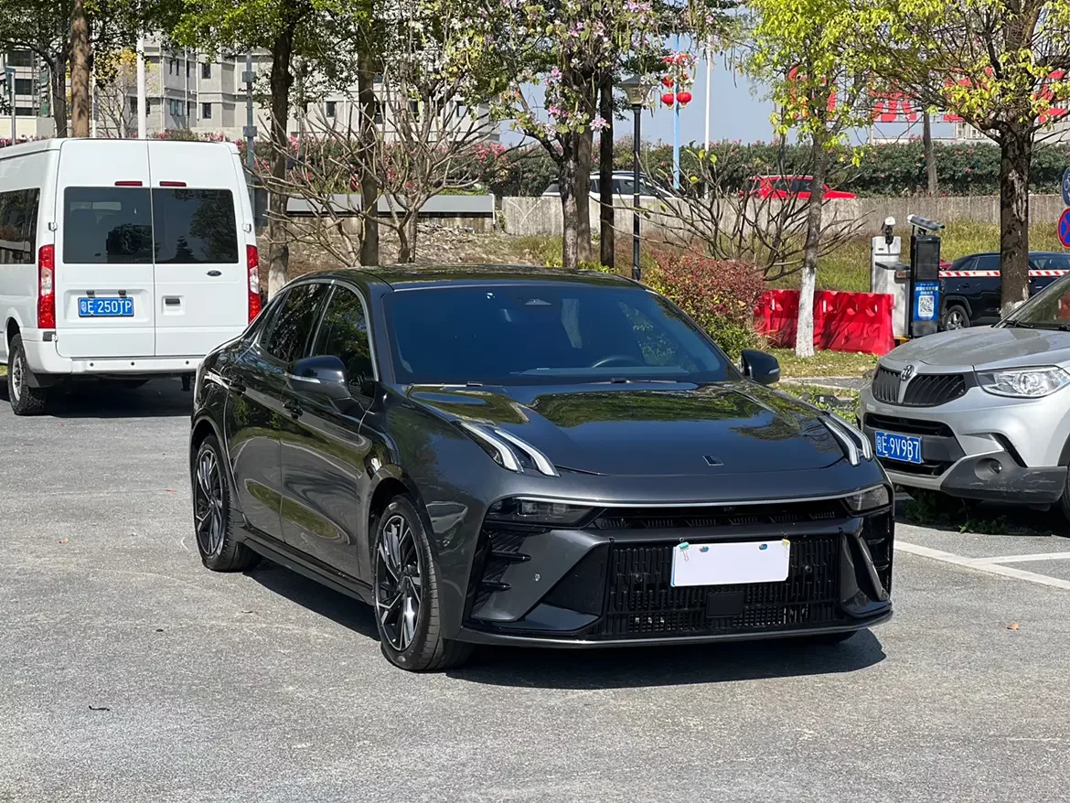 Lynk & Co 03