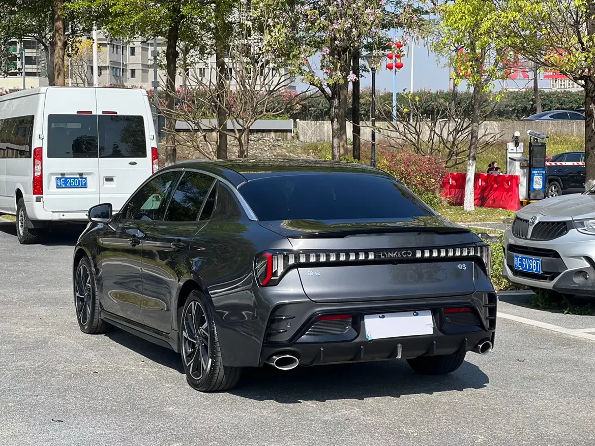 Lynk & Co 03
