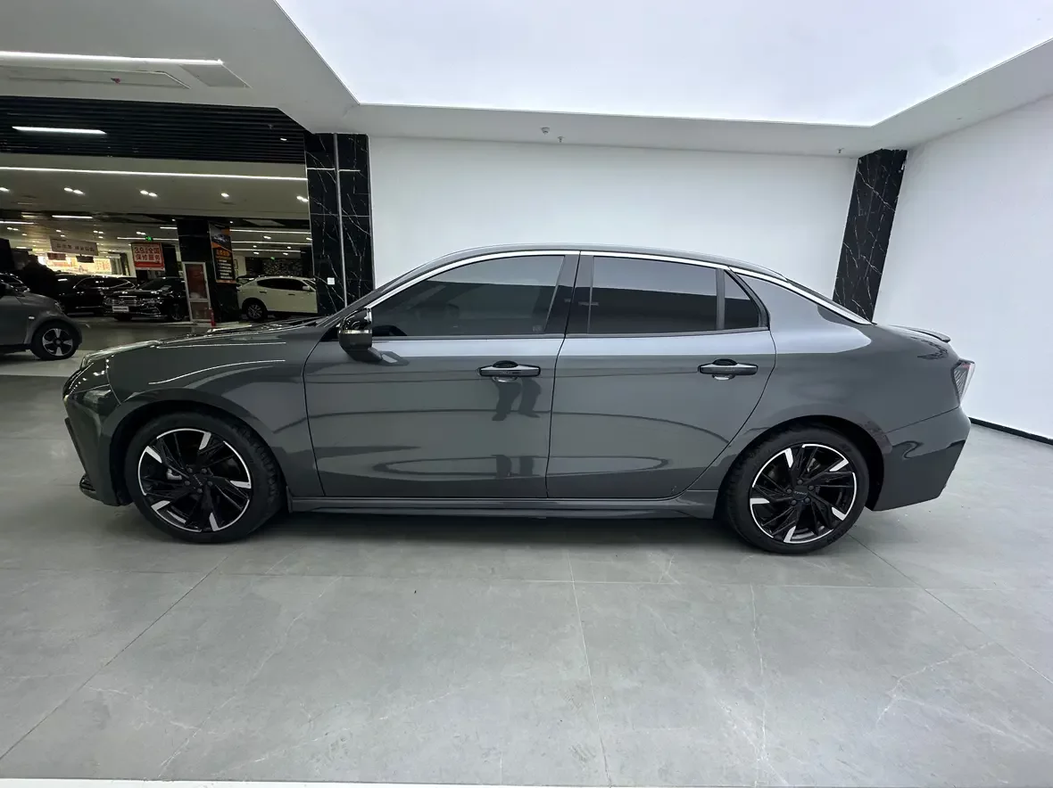 Lynk & Co 03