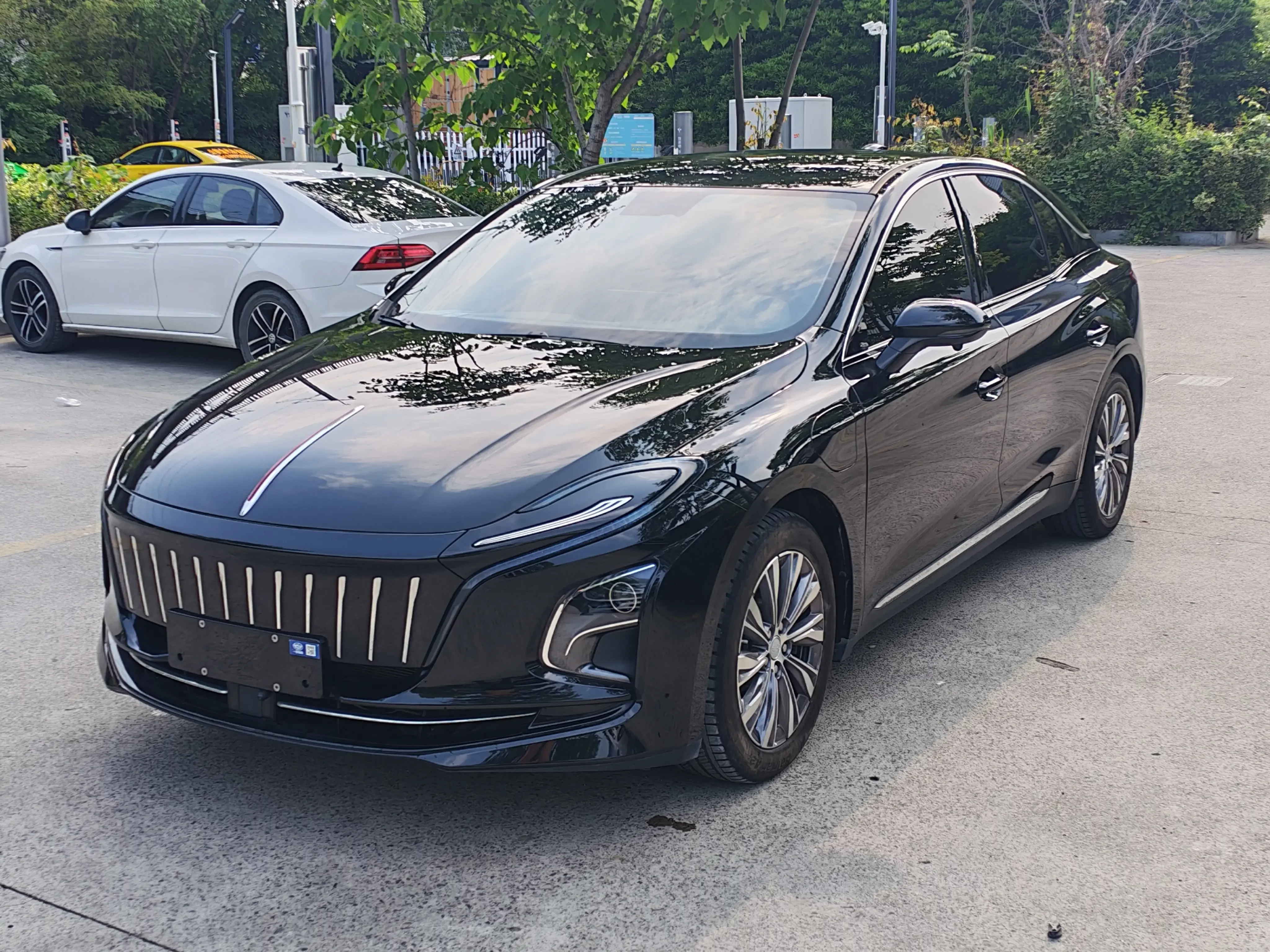 Hongqi E-QM5