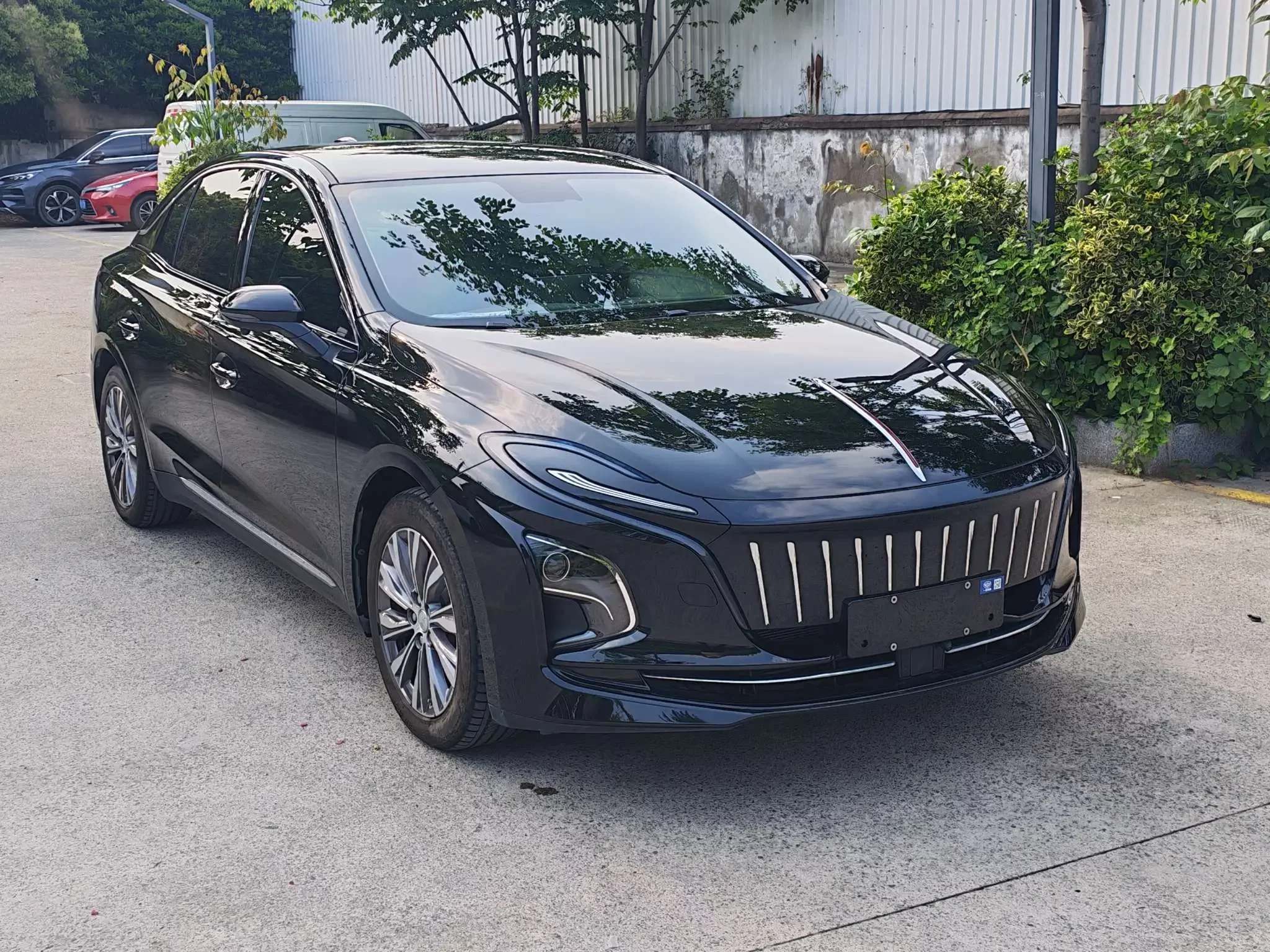 Hongqi E-QM5