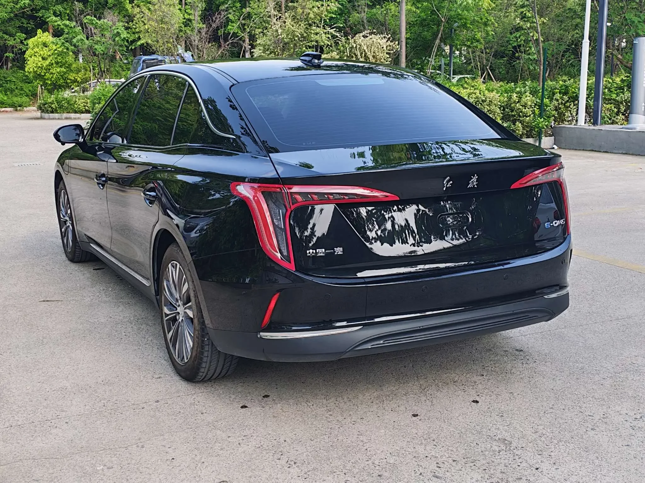Hongqi E-QM5