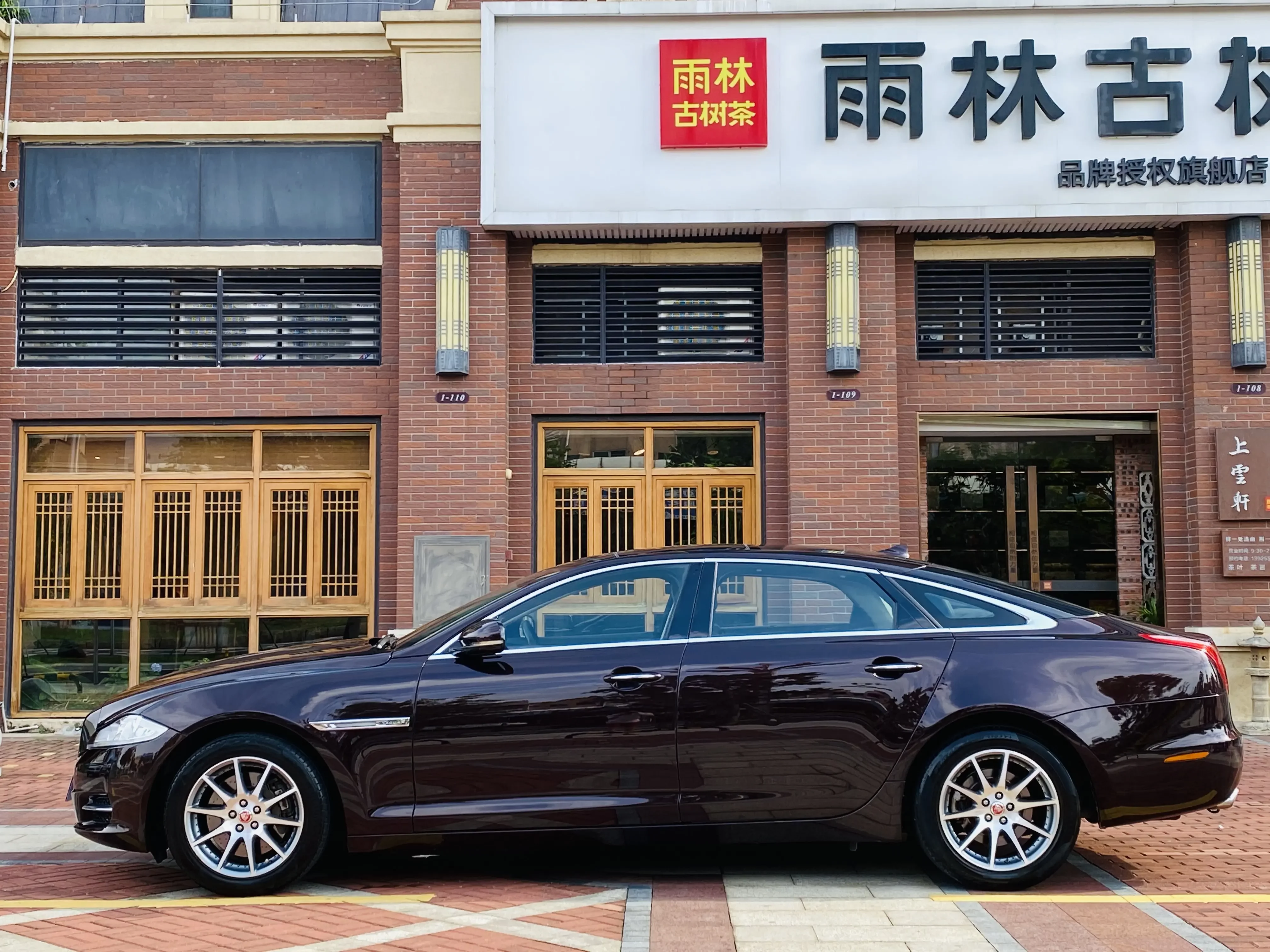 Jaguar XJ