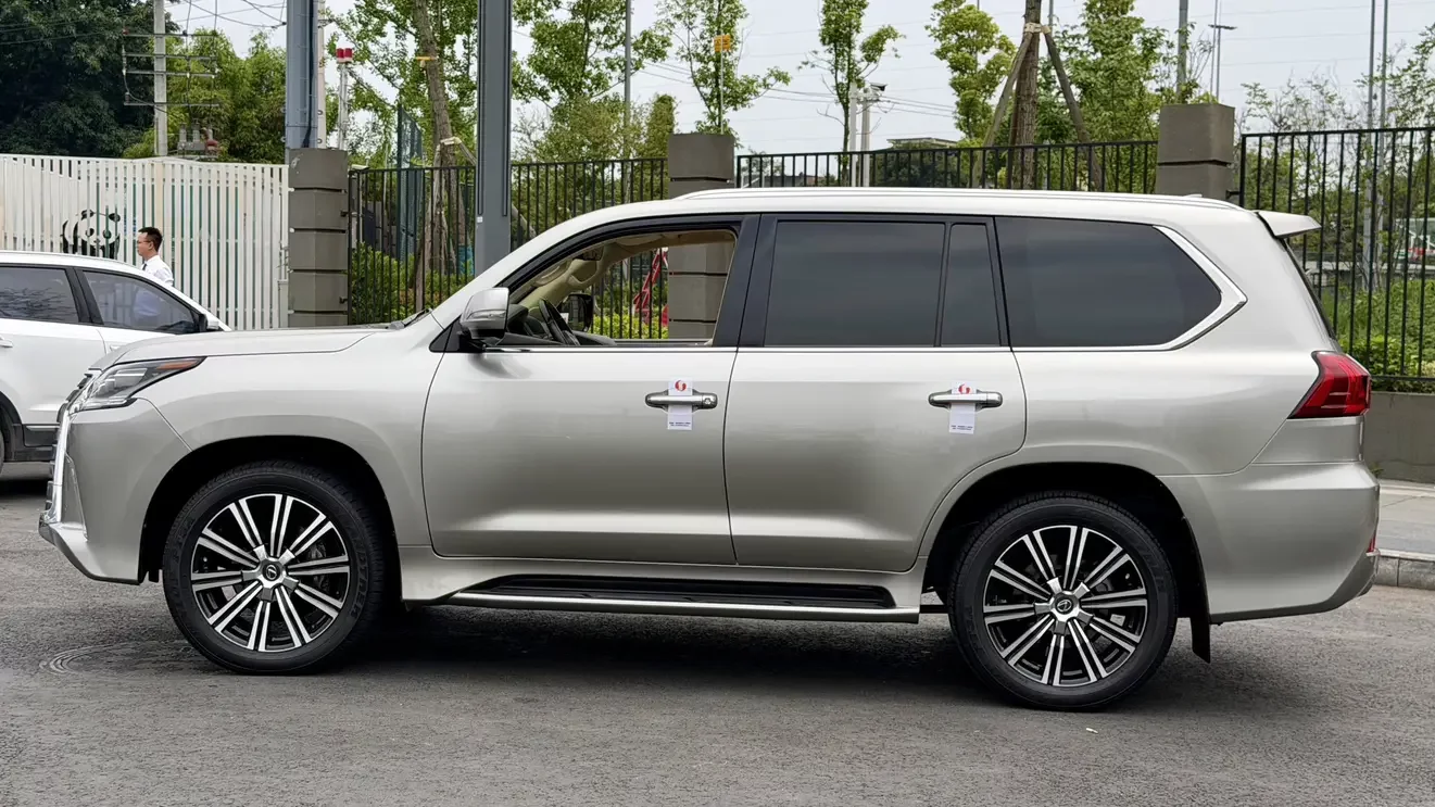 Lexus LX