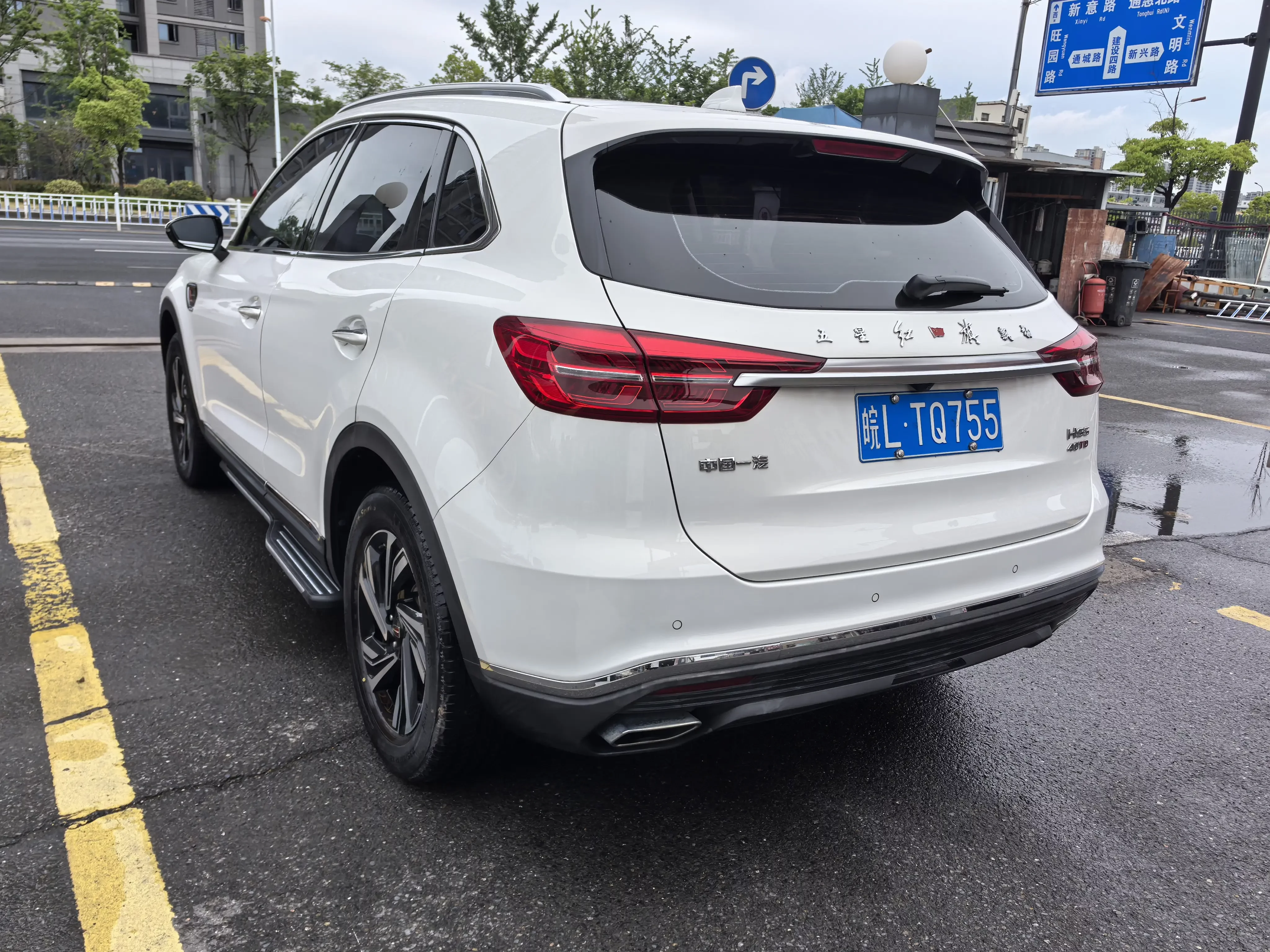 Hongqi HS5