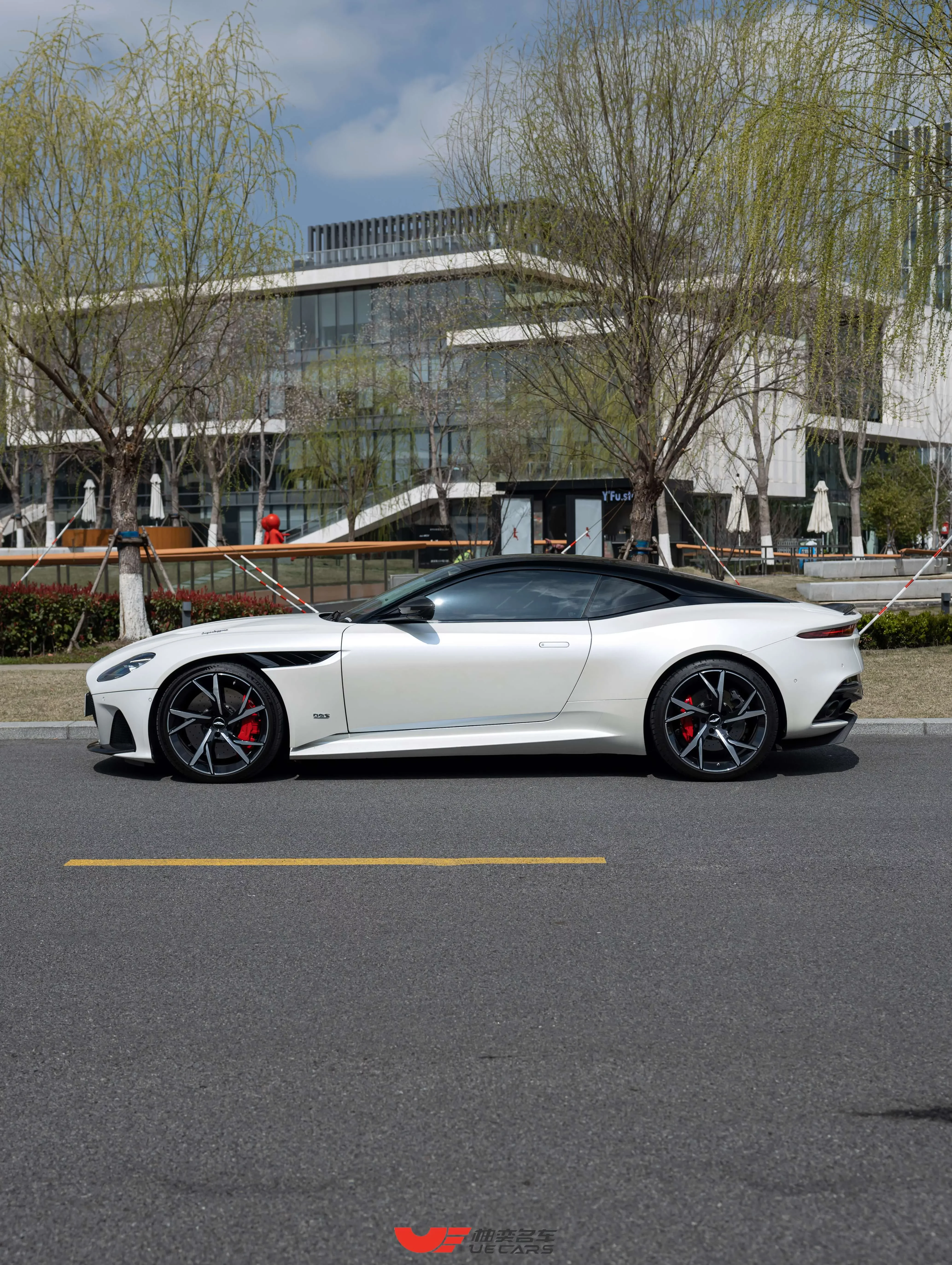 Aston Martin DBS