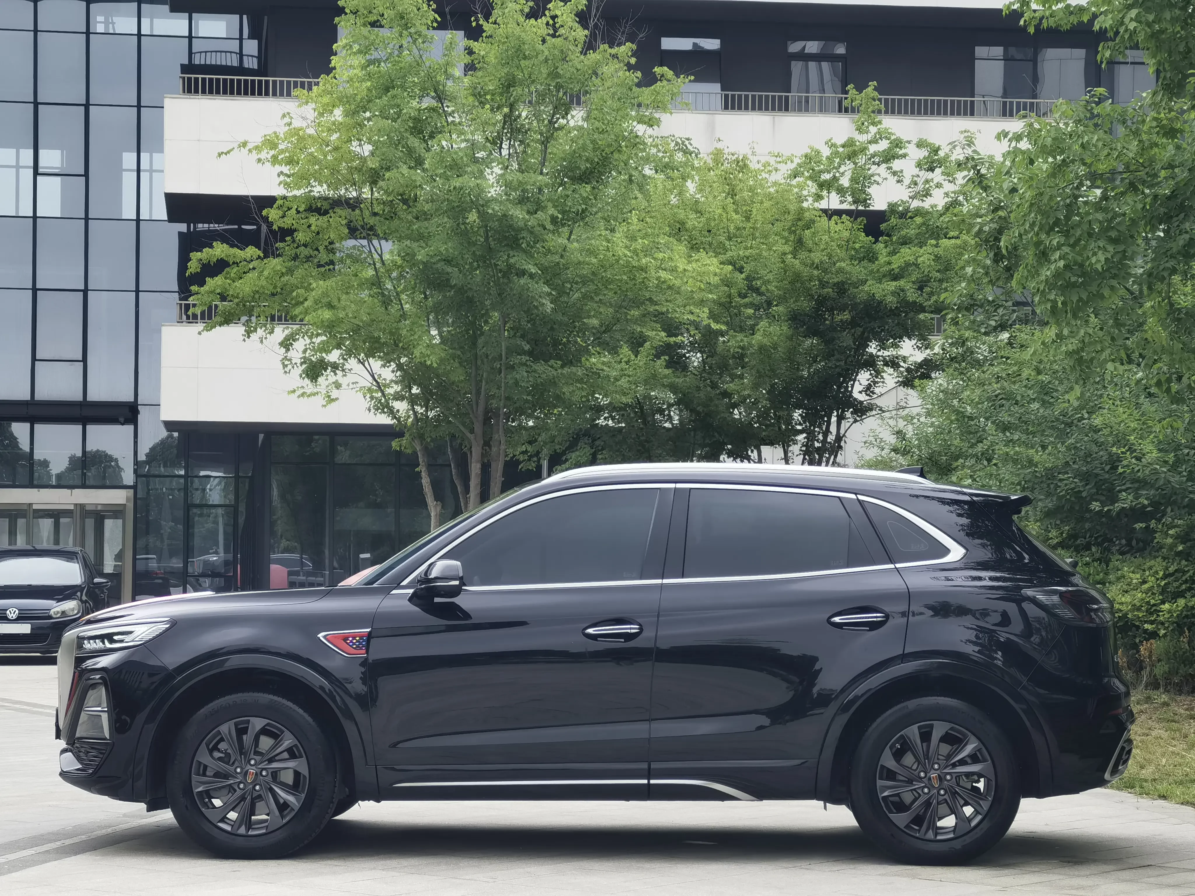 Hongqi HS5