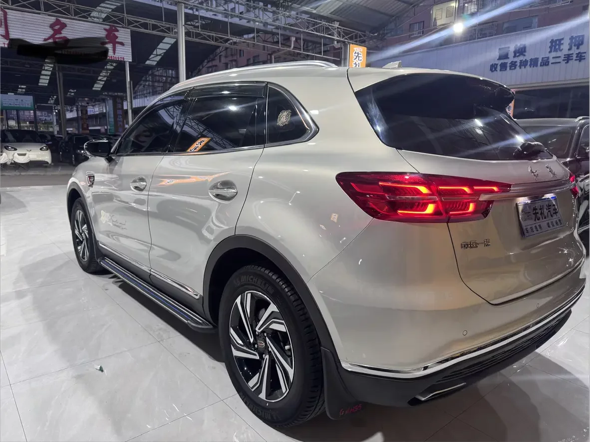 Hongqi HS5