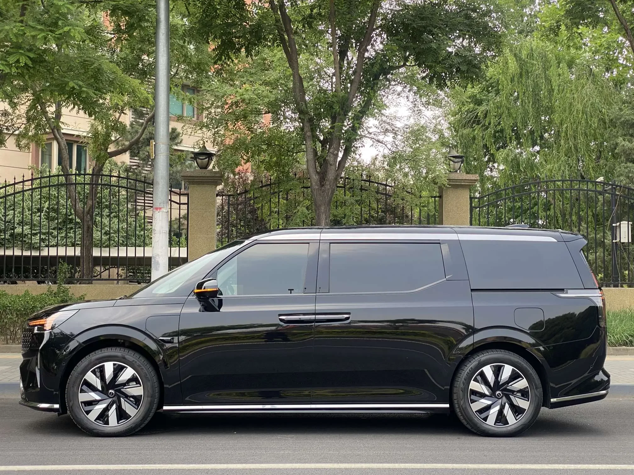 Volvo EM90