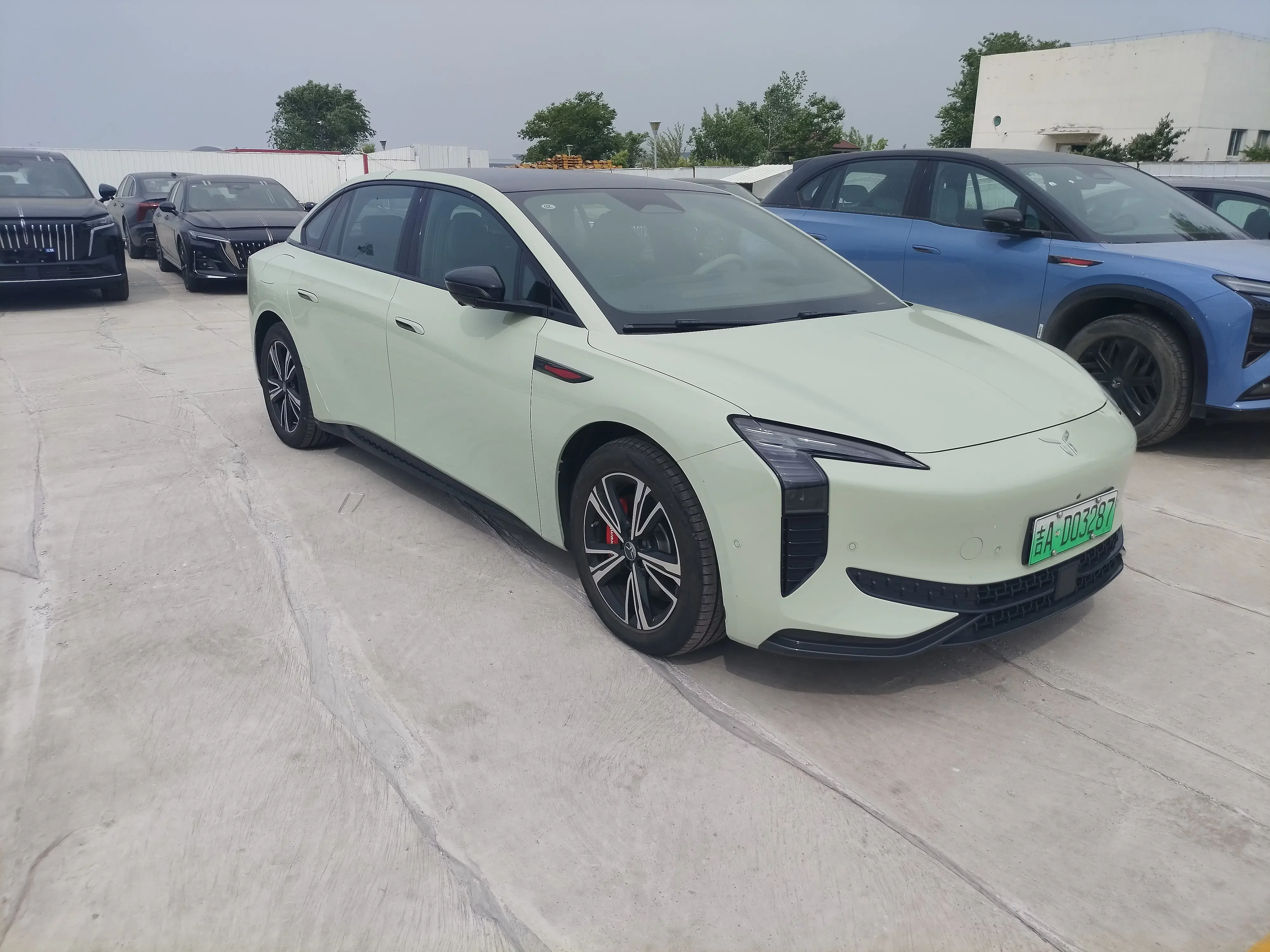 Hongqi EH7
