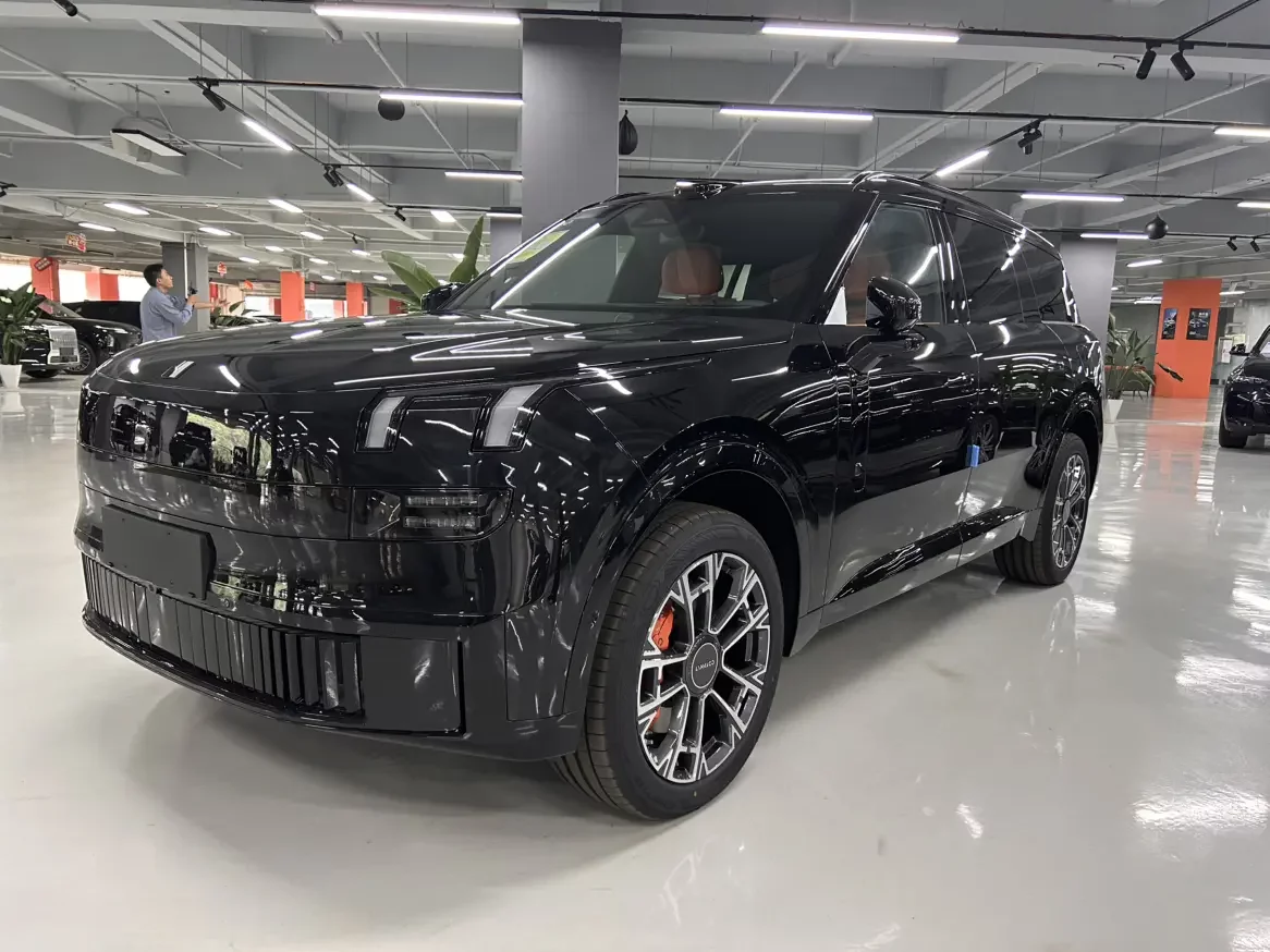 Lynk & Co 900