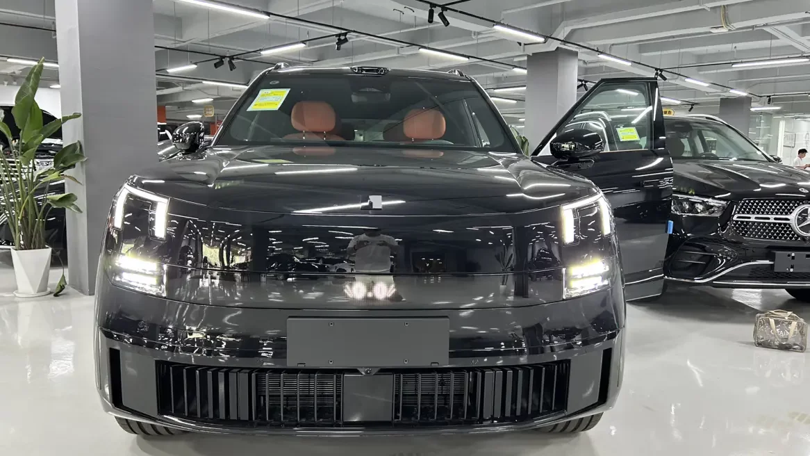 Lynk & Co 900