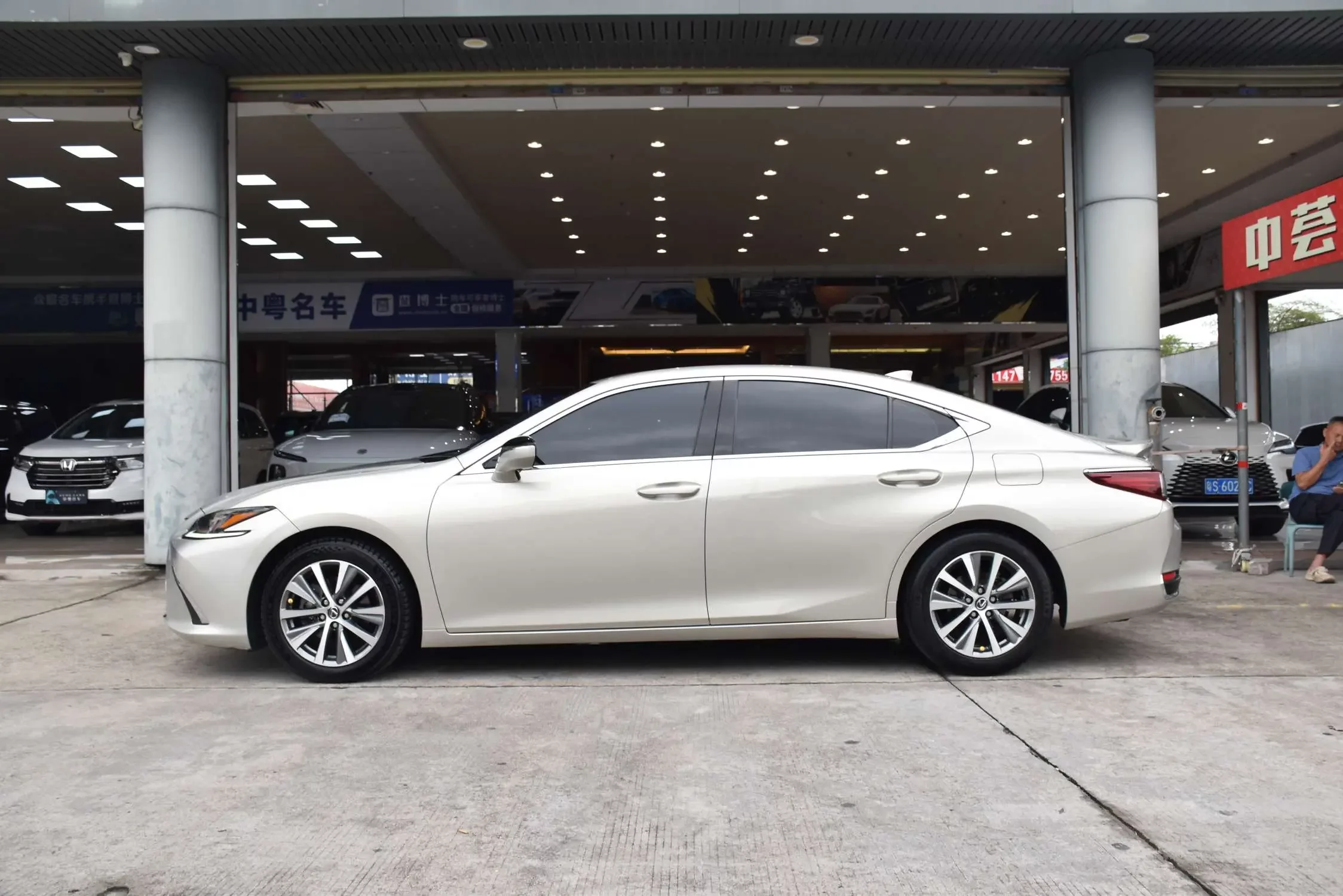 Lexus ES