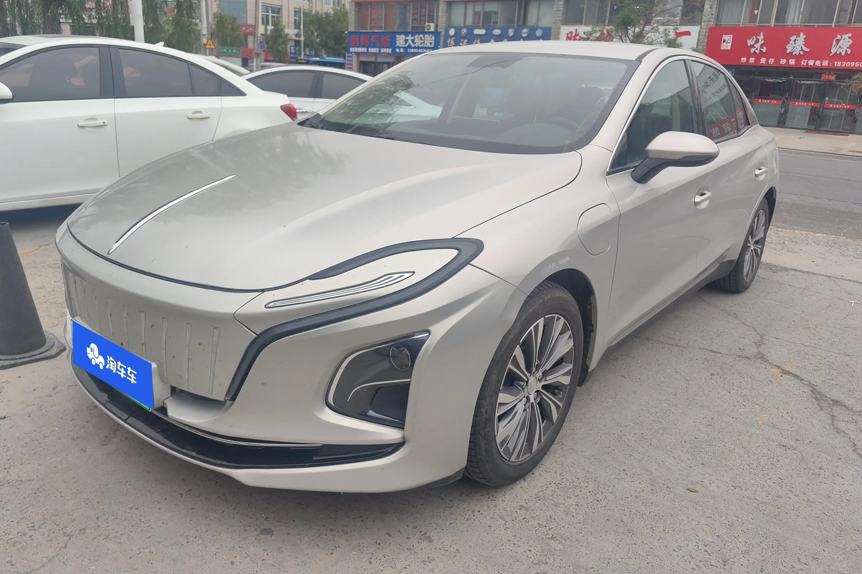 Hongqi E-QM5