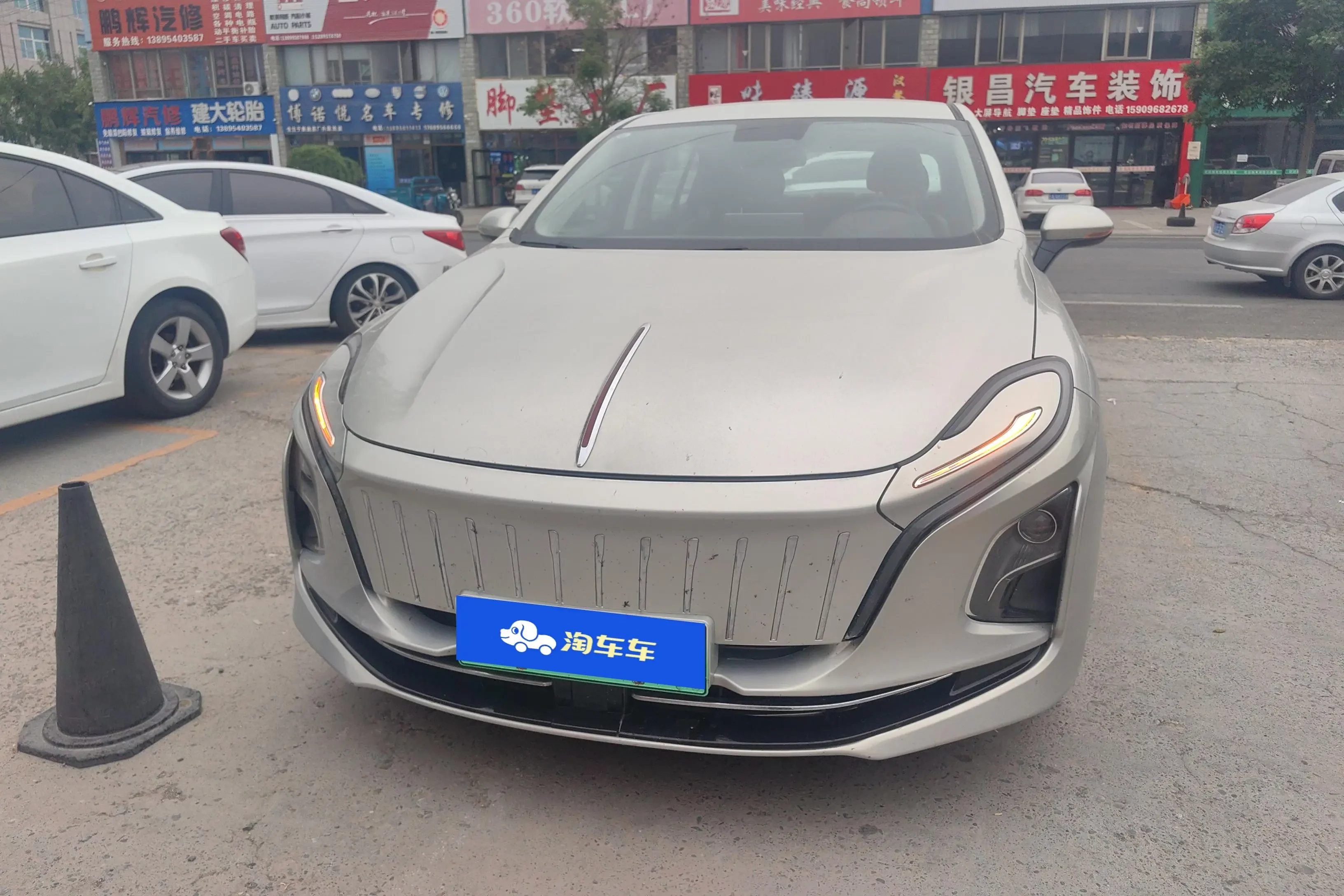 Hongqi E-QM5