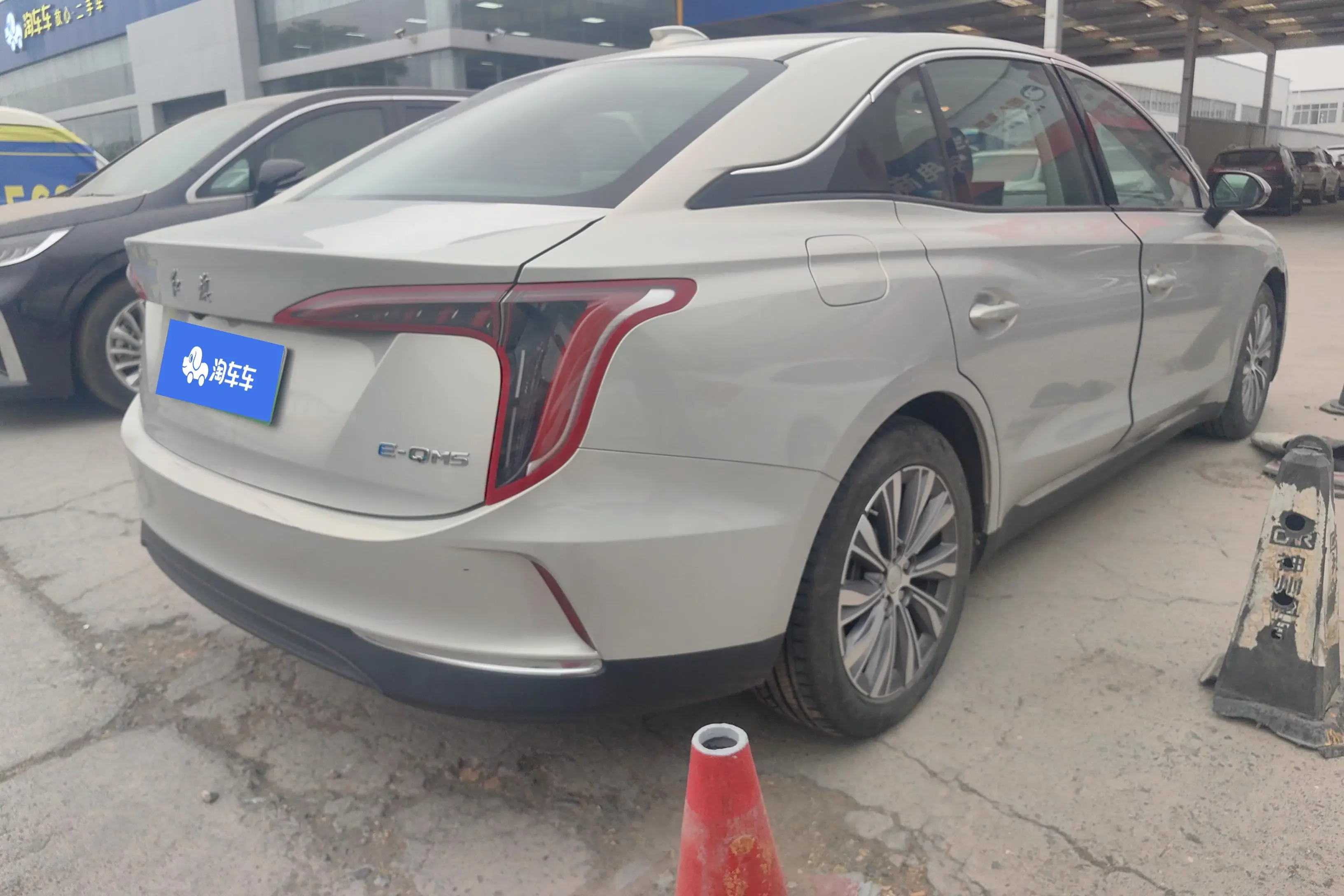 Hongqi E-QM5