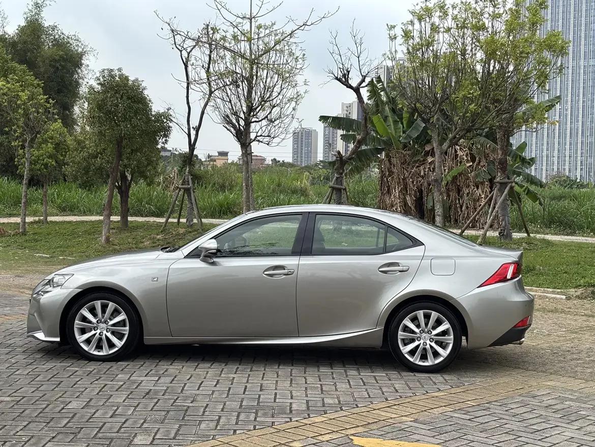 Lexus IS